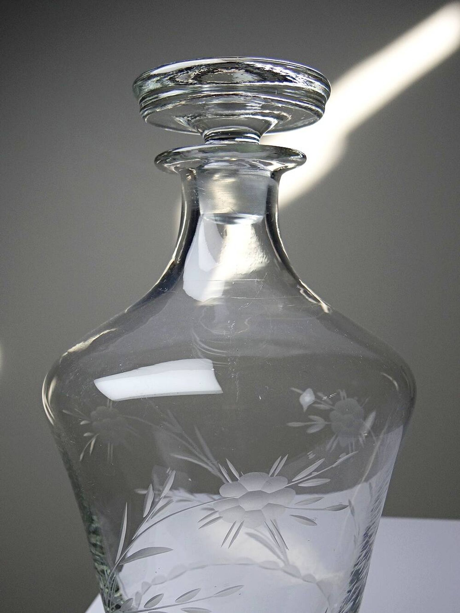 Small antique decanter in engraved Bohemian crystal, early 20th century.