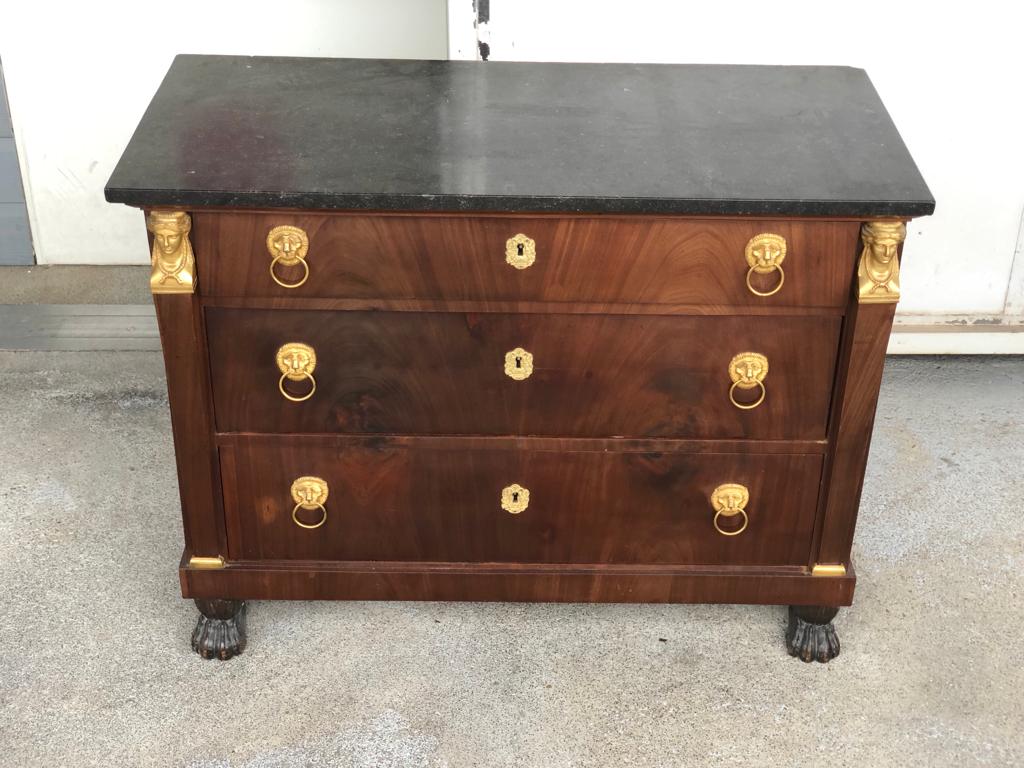 Commode retour d’égypte en acajou pieds griffes époque empire