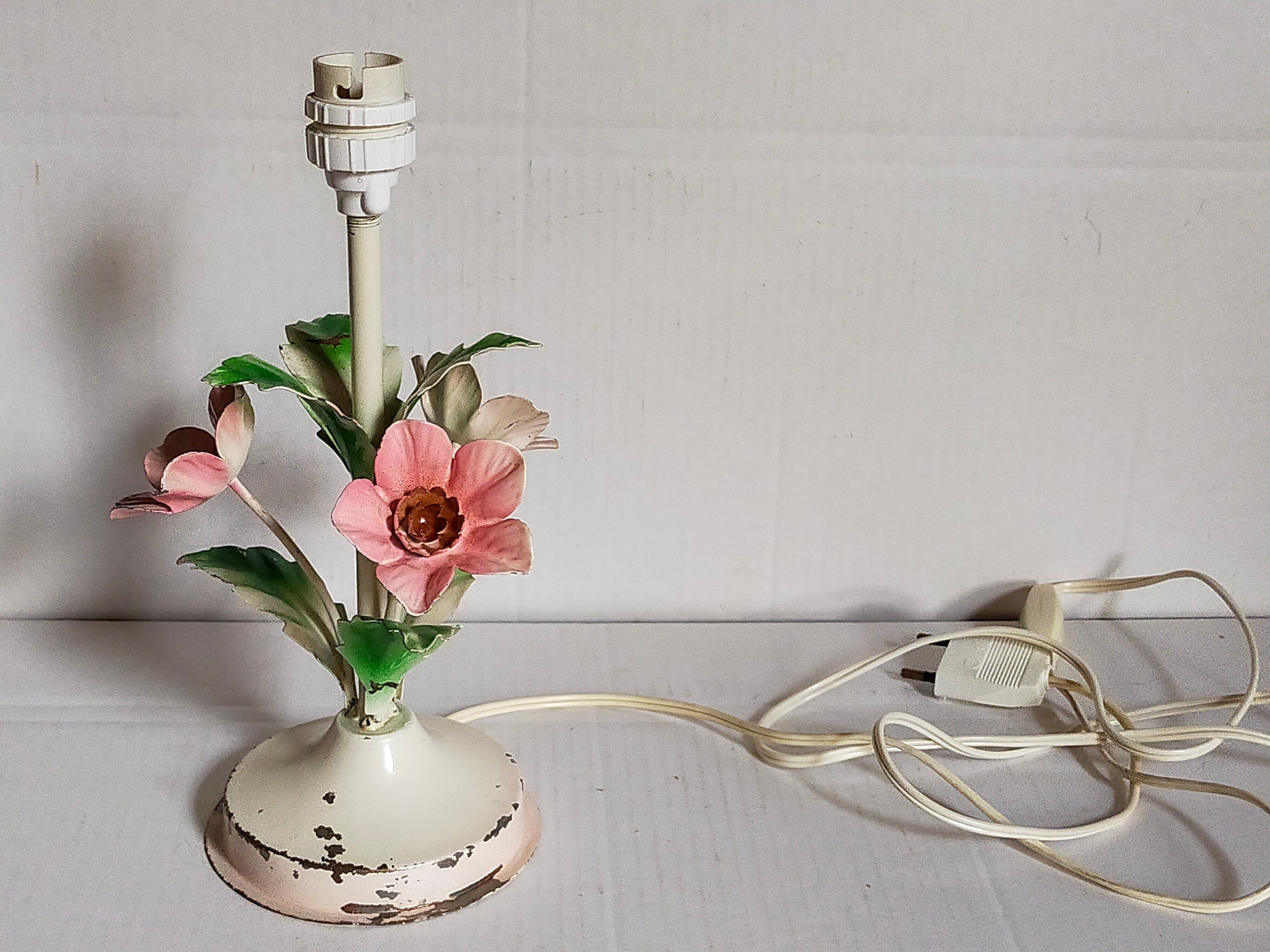 Bouquet lamp to table in vintage painted sheet vinyl lampshade