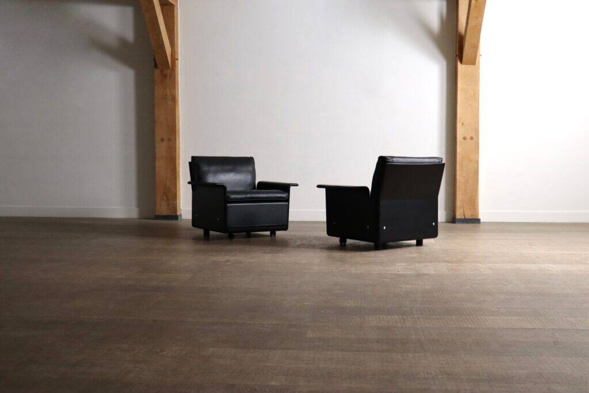 Pair of Dieter Rams Model 620 lounge chairs black leather for Vitsoe 1980s