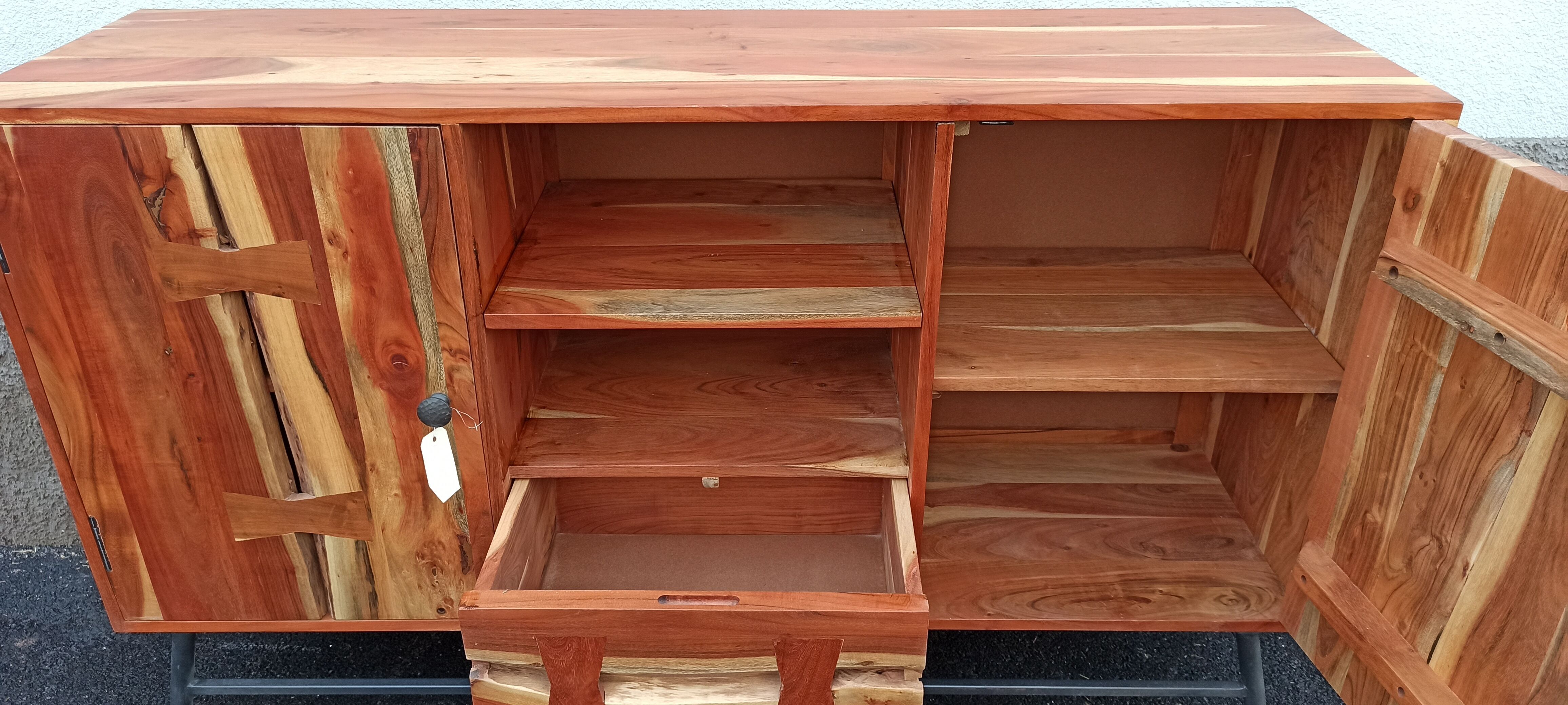 Buffet en bois avec deux portes, un tiroir et deux niches
