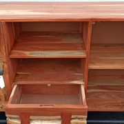 Buffet en bois avec deux portes, un tiroir et deux niches