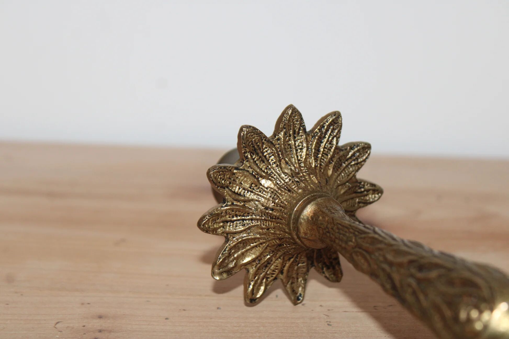 Vintage lamp base in patinated gold metal – foliage decor – 25 cm