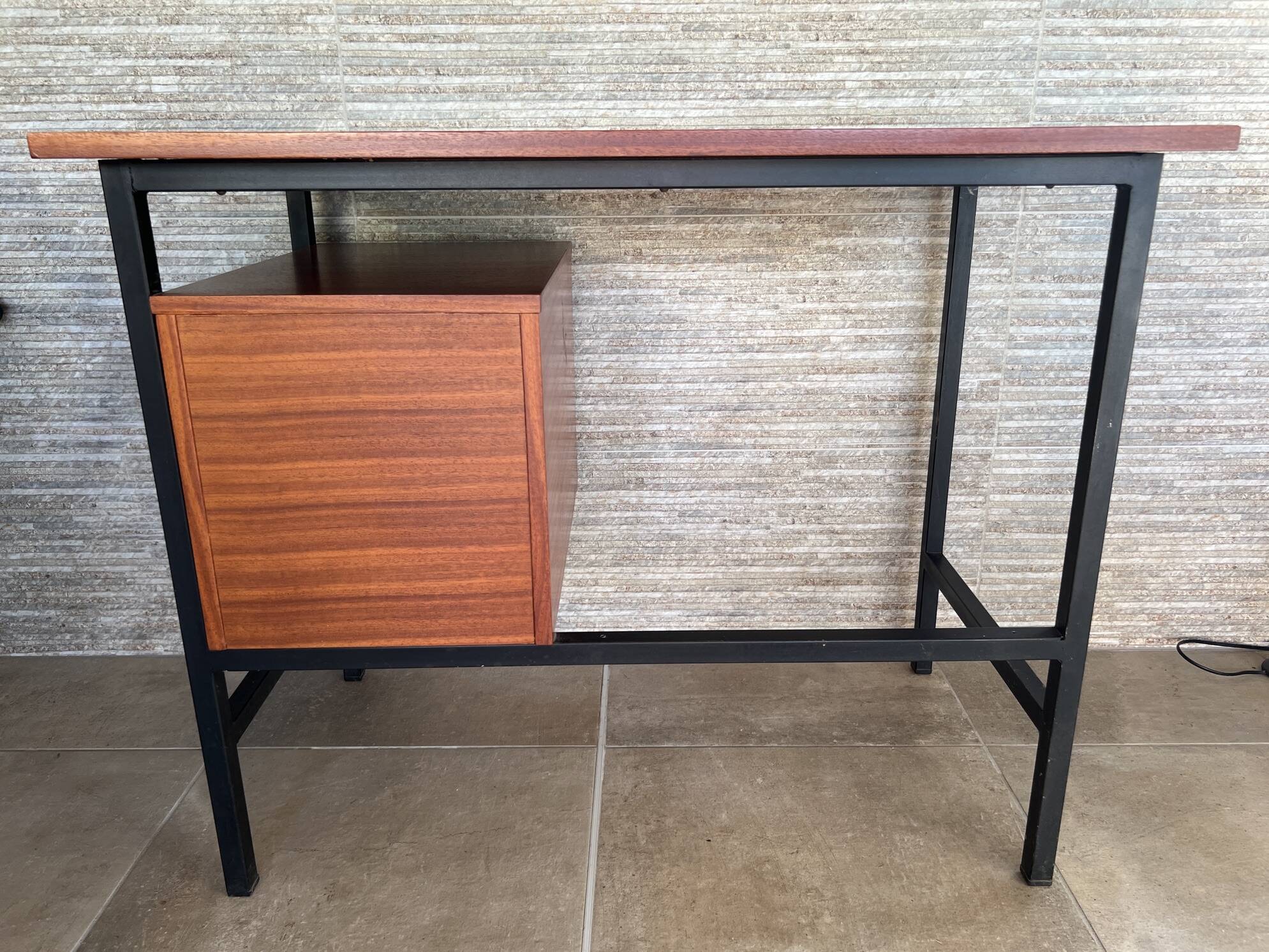 1960s modernist desk in wood and black metal, model CM172 by Paulin for Thonet.