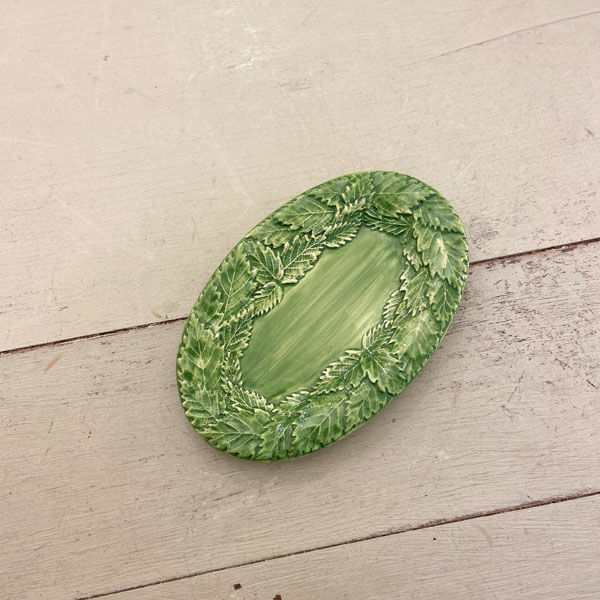 Plat au décor de feuilles