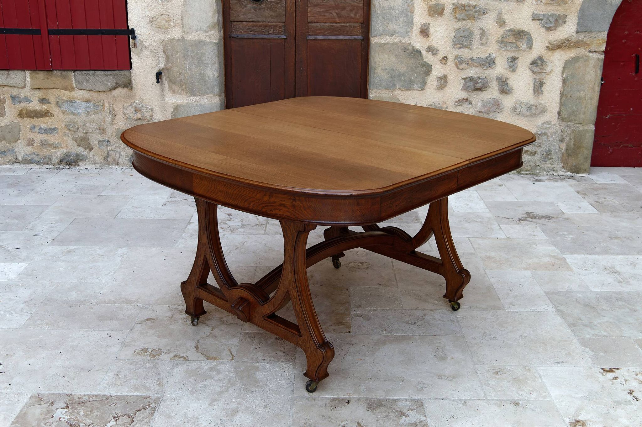 Dining room table by Maison Krieger, Art Nouveau, circa 1900, in solid oak
