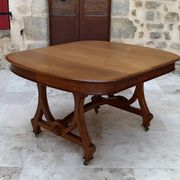 Dining room table by Maison Krieger, Art Nouveau, circa 1900, in solid oak