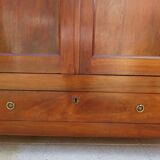 Armoire en noyer  ouvrant par 2 portes et un tiroir passe partout par ses dimensions