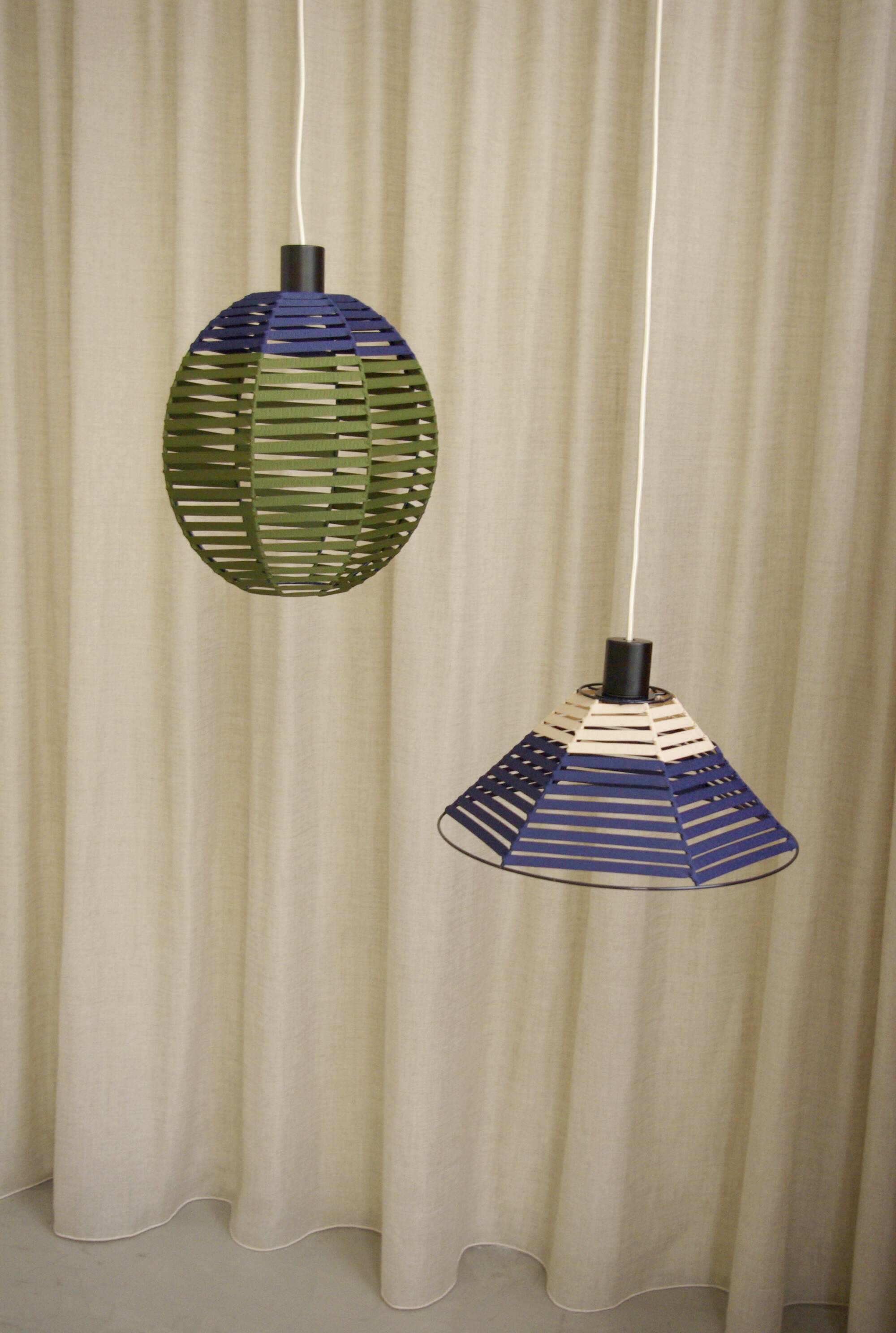 Suspension boule tissée sur structure en métal / D 27cm