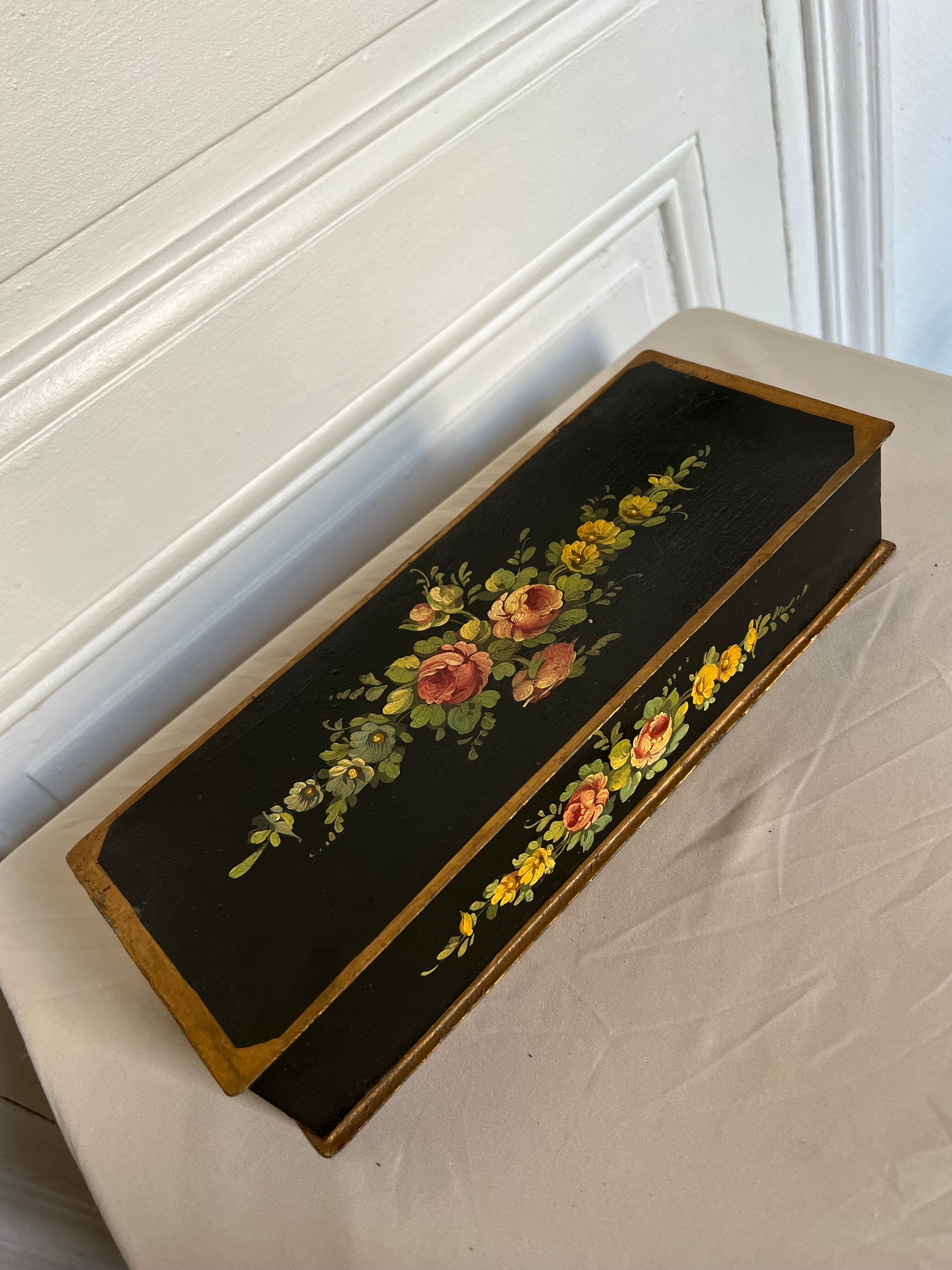 Boite à bijoux noir avec fleurs intérieur tissu gris