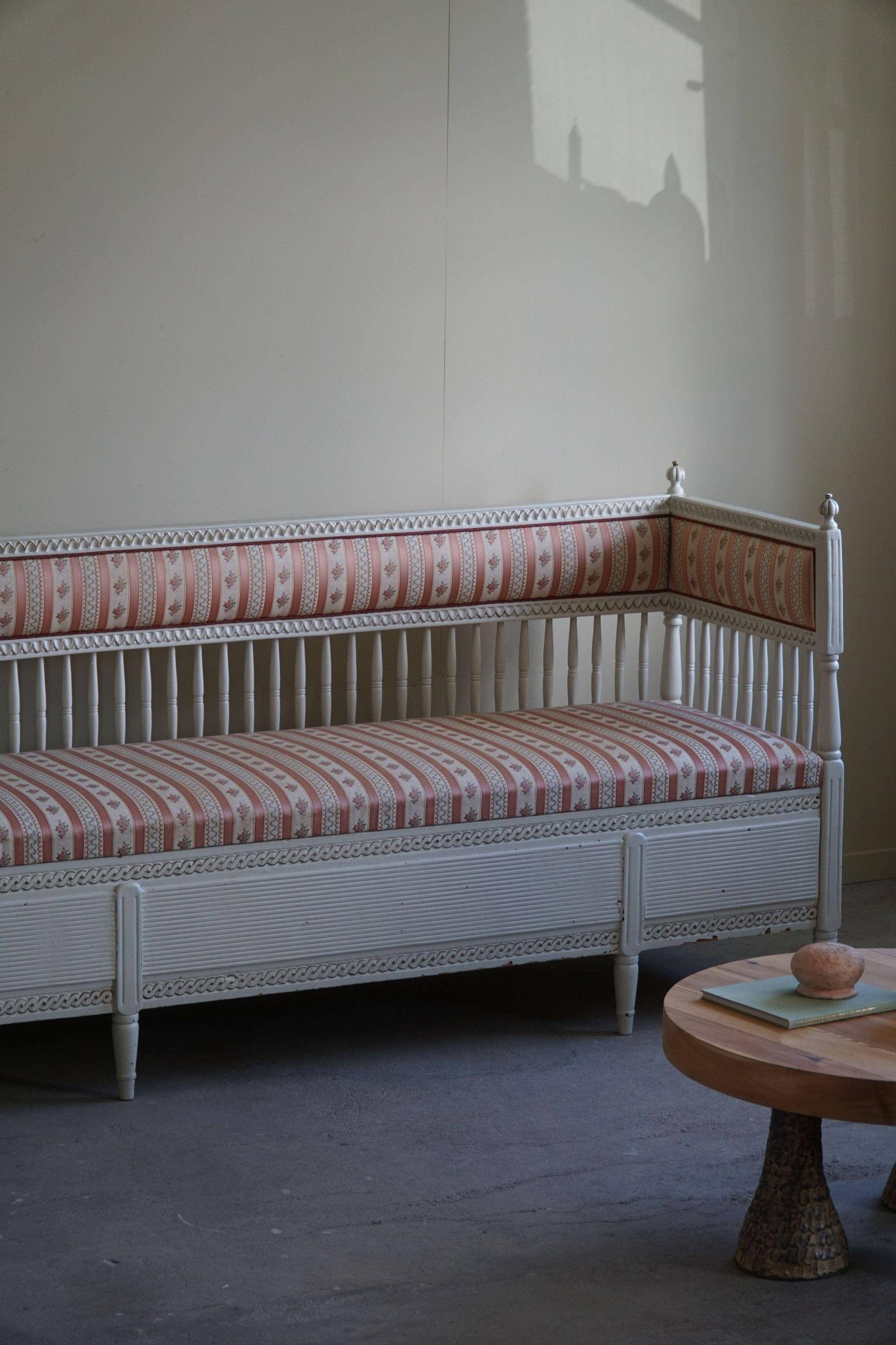 Antique Gustavian canapé / bench from the early 19th century, by a Swedish cabinetmaker.