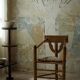 Chaise moine sculptée en chêne massif, Wabi Sabi, suédoise, début du 20ème siècle