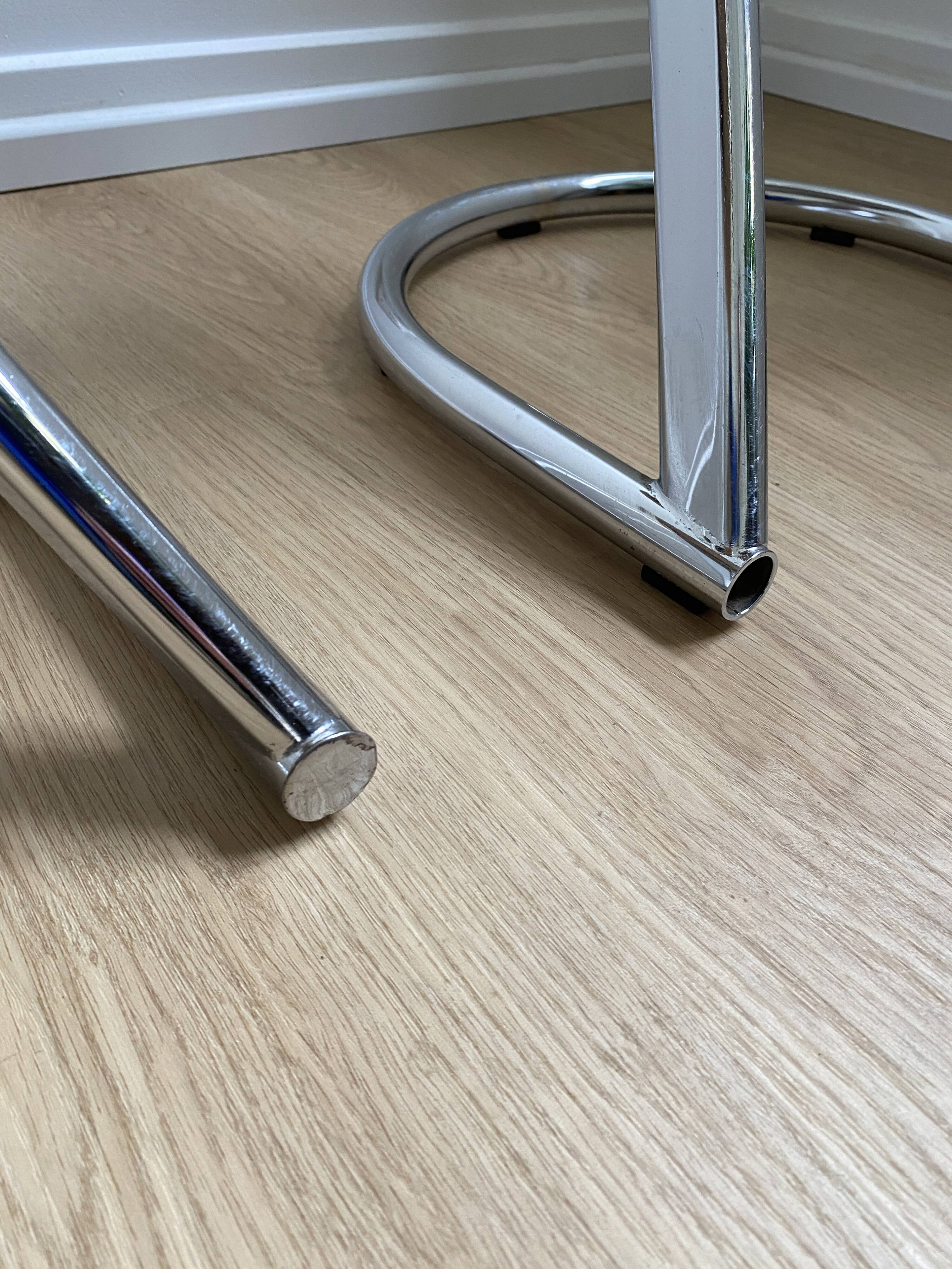 Pair of vintage Z low stools with chrome metal base and white skai seat. H: 49 cm 80s