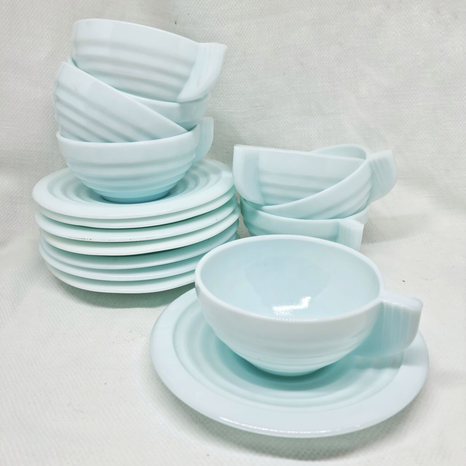 Lot 8 tasses Arcopal mint