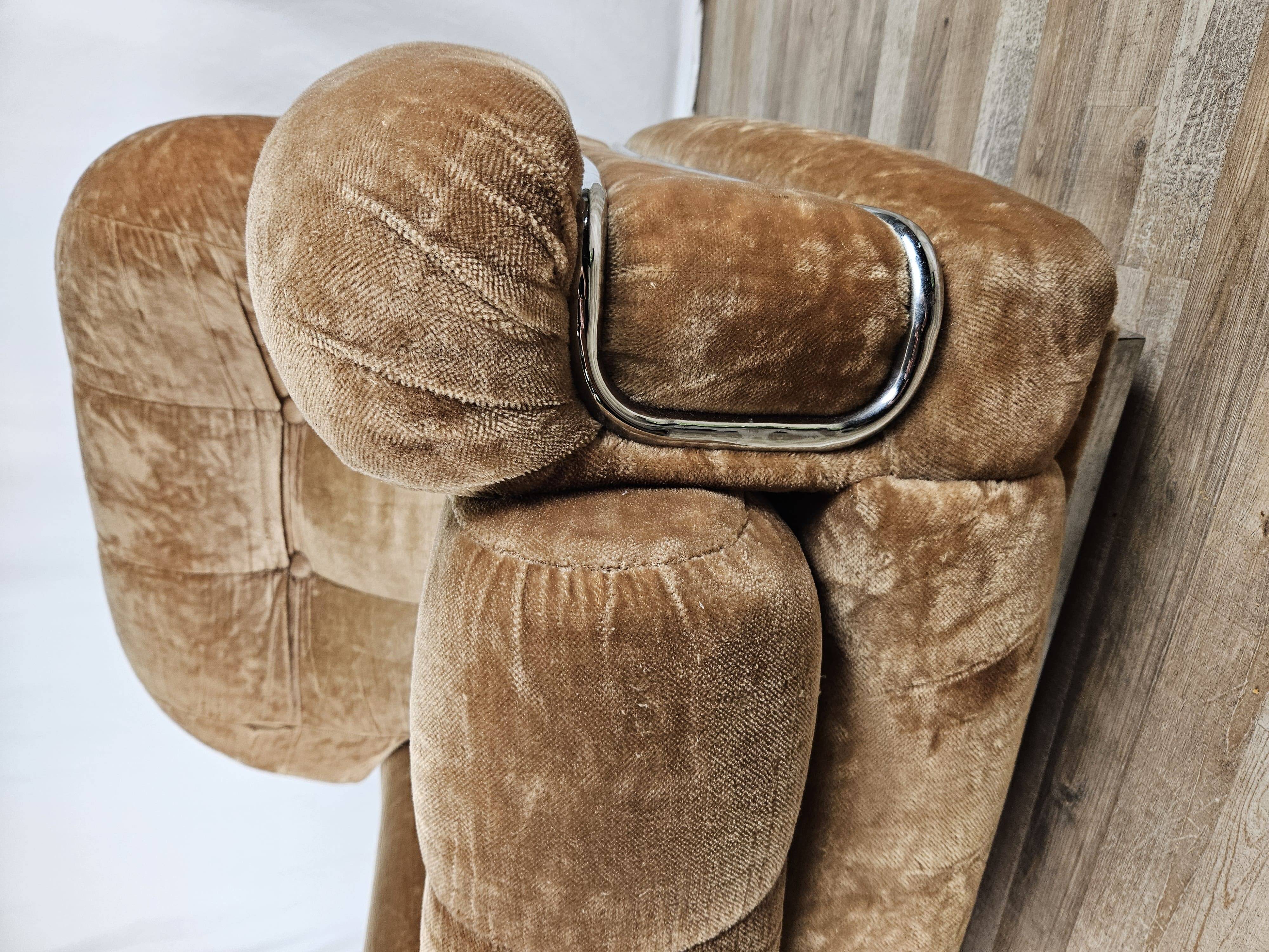 Fauteuil années 70 en tissu et acier