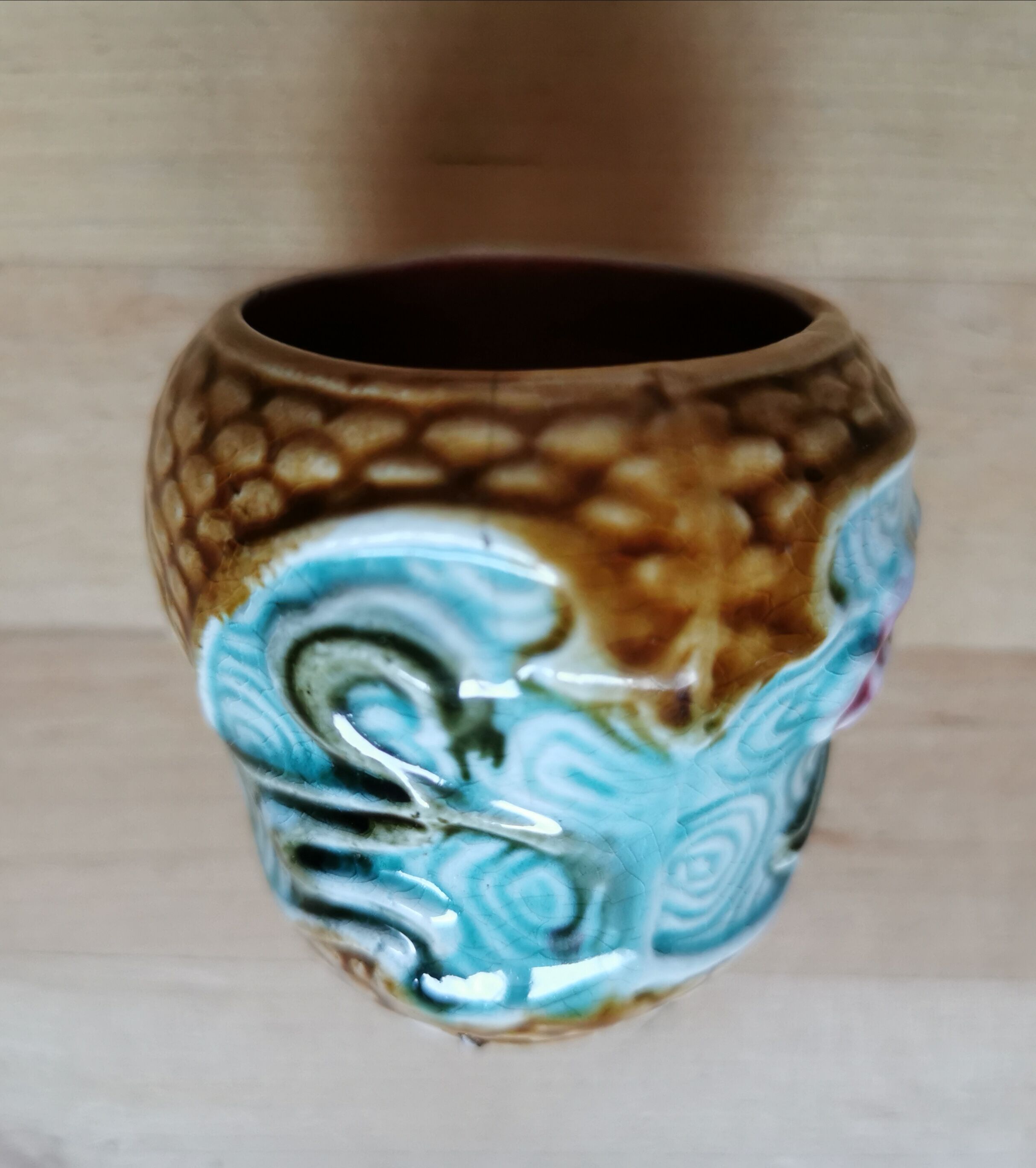 Vases plants in ancient dabbling