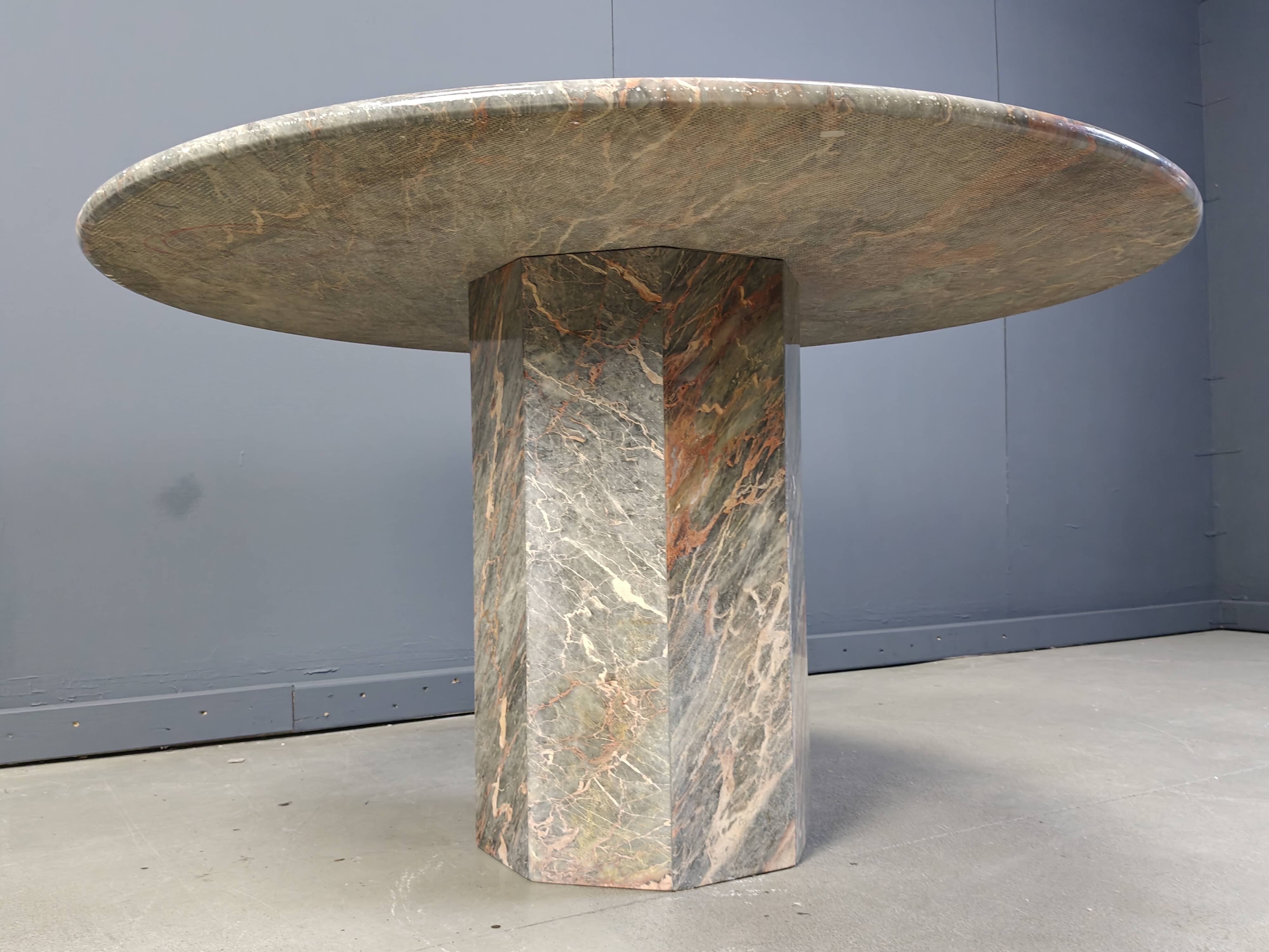 Table à manger ronde en marbre italien des années 1970
