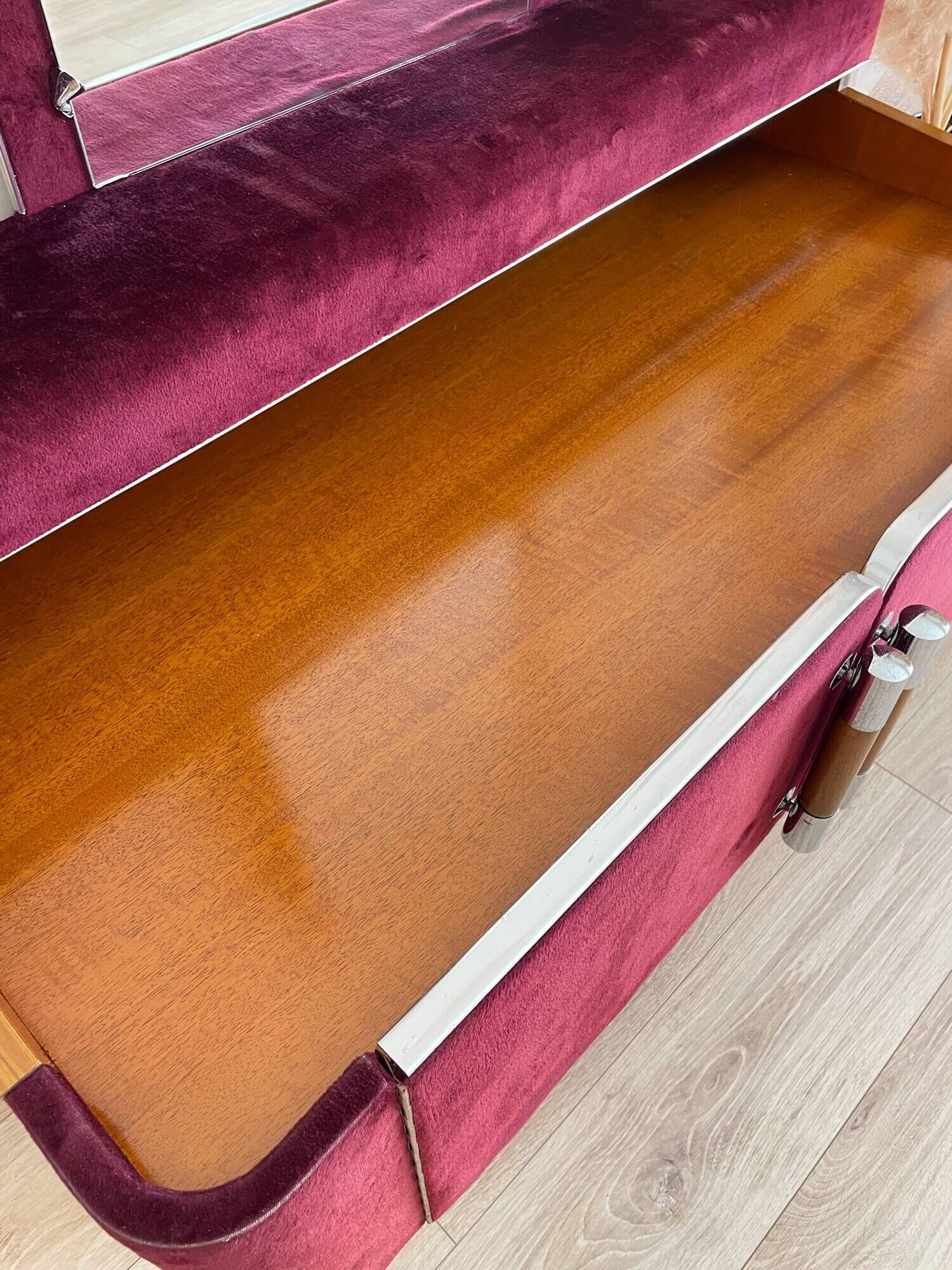 Coiffeuse en bois et velours bordeaux, années 1970-1980