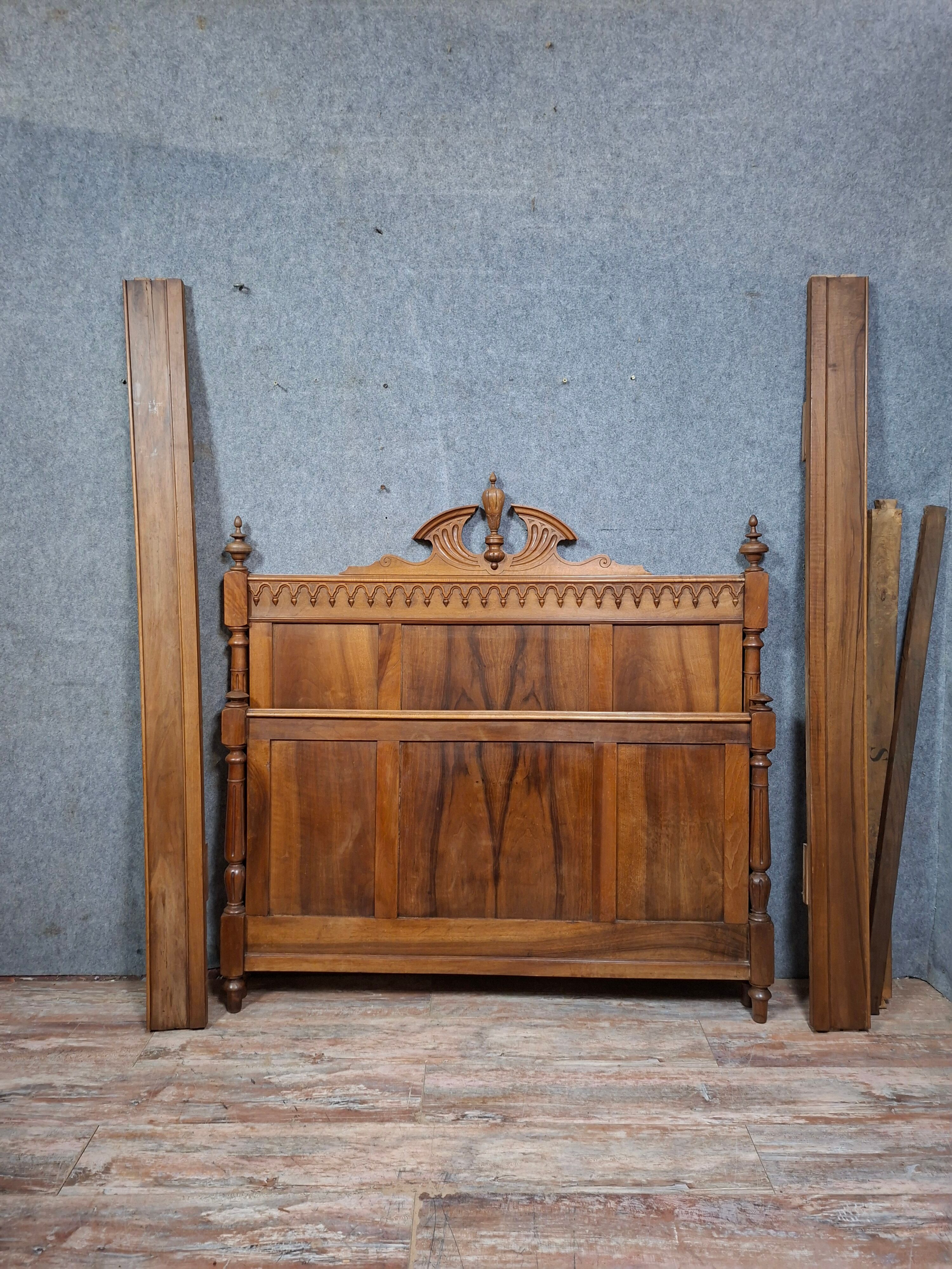 Neo-Gothic bed in solid walnut – Late 19th century