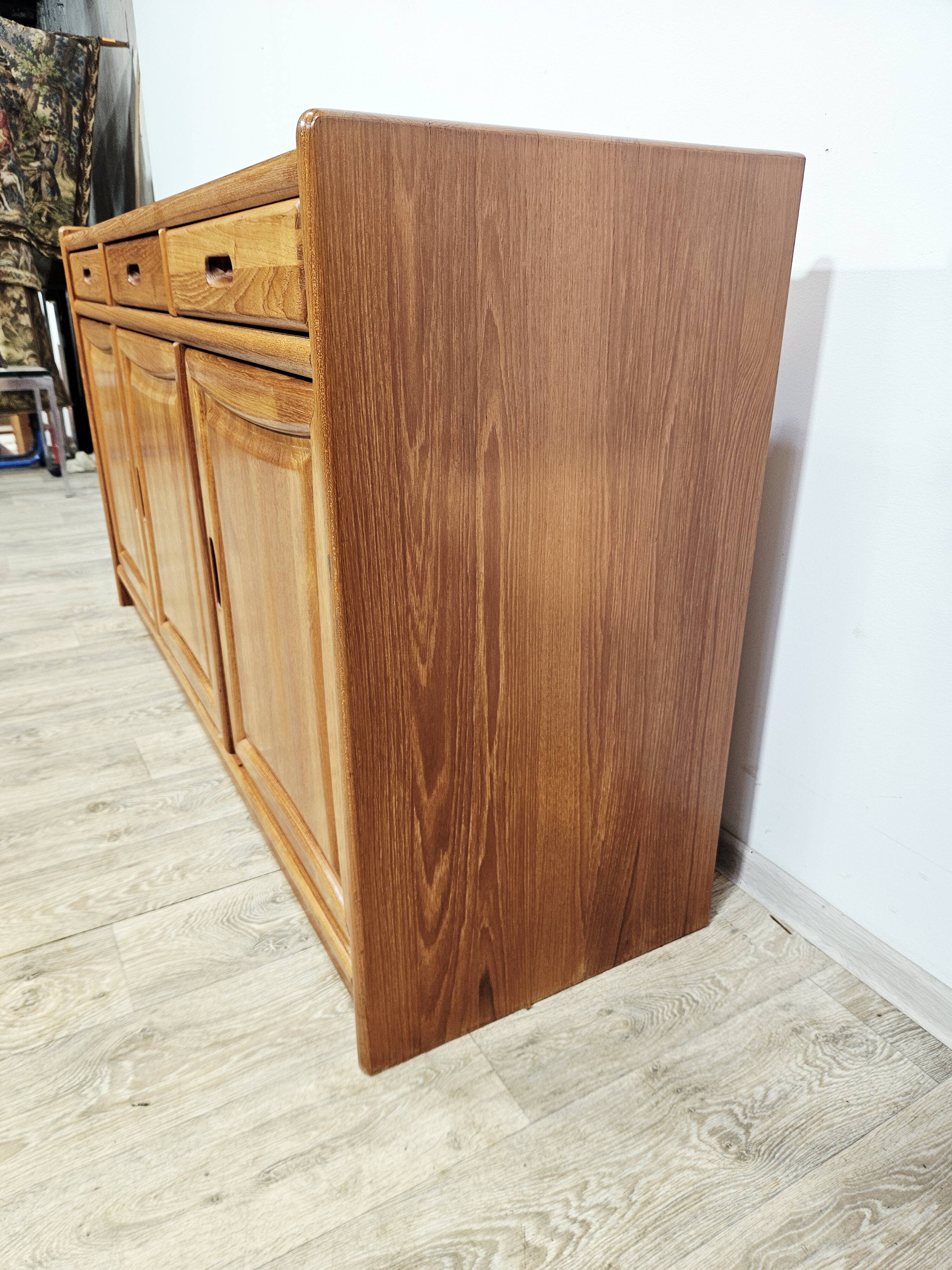 Buffet danois moderne Dyrlund Dania en teck, années 1980