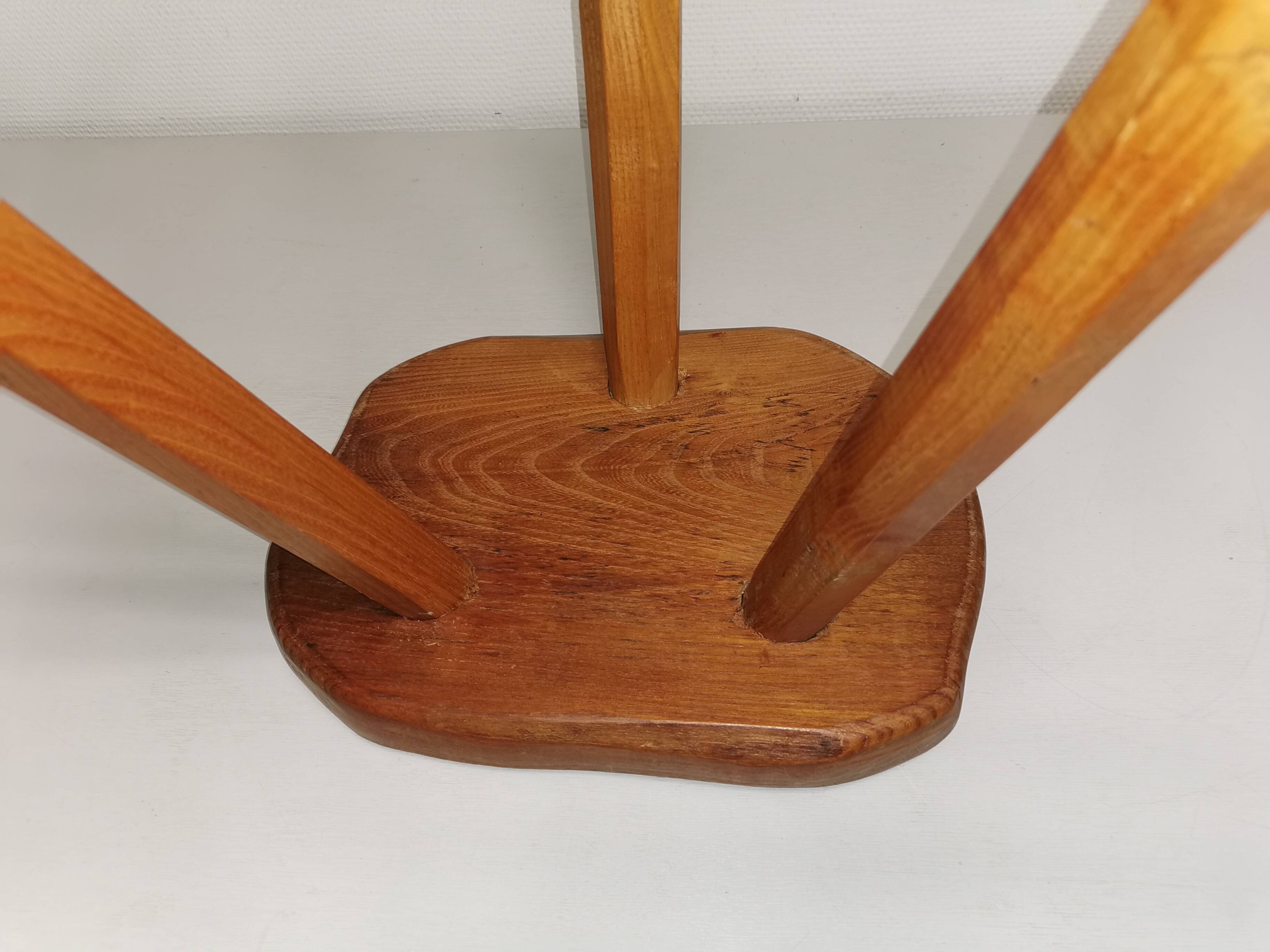 Brutalist wooden stool, tripod base, door plants 50s 60s