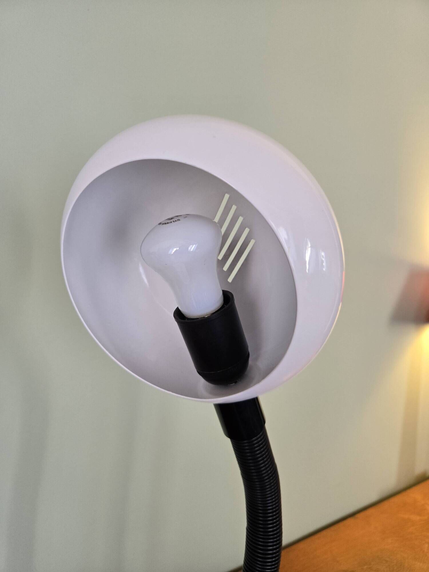 VINTAGE DESK LAMP IN WHITE METAL AND FLEXIBLE ARM - 70S DESIGN