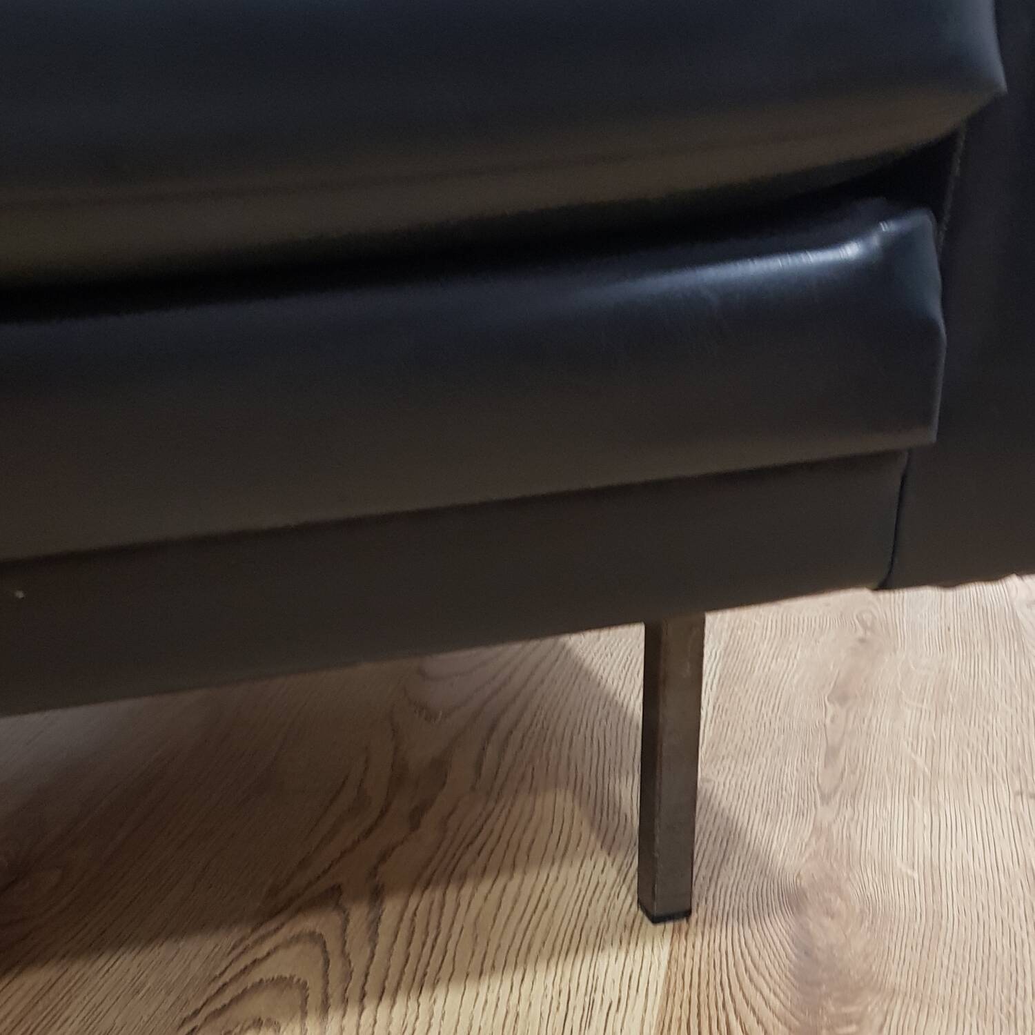 Fauteuil en skaï noir, années 1960