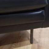 Fauteuil en skaï noir, années 1960