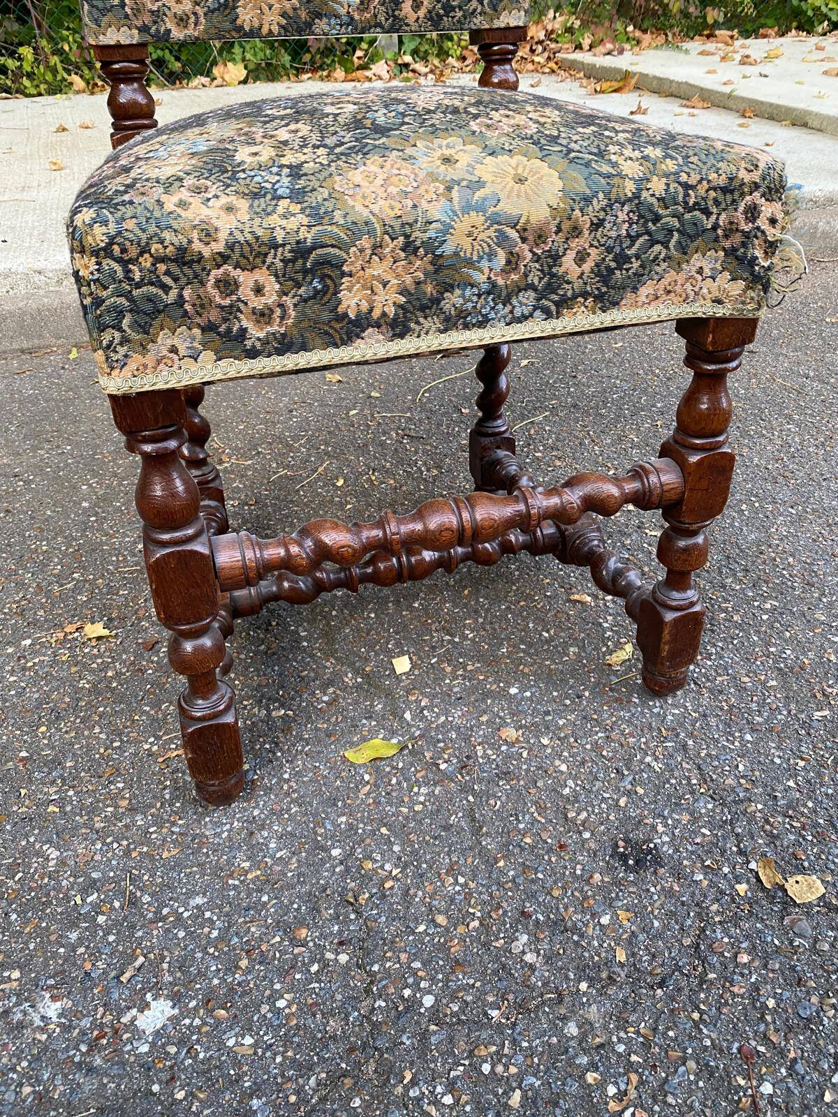 Chaise vintage Louis XIII bois massif et tissu