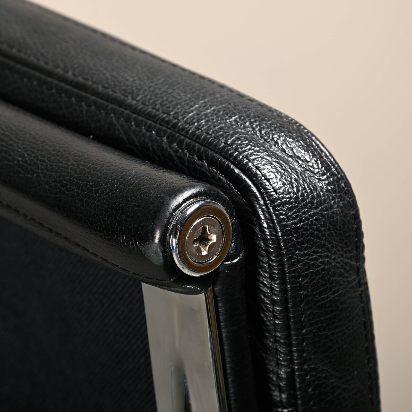 Charles & Ray Eames EA219 Office Chair in Chrome and Black leather, Vitra