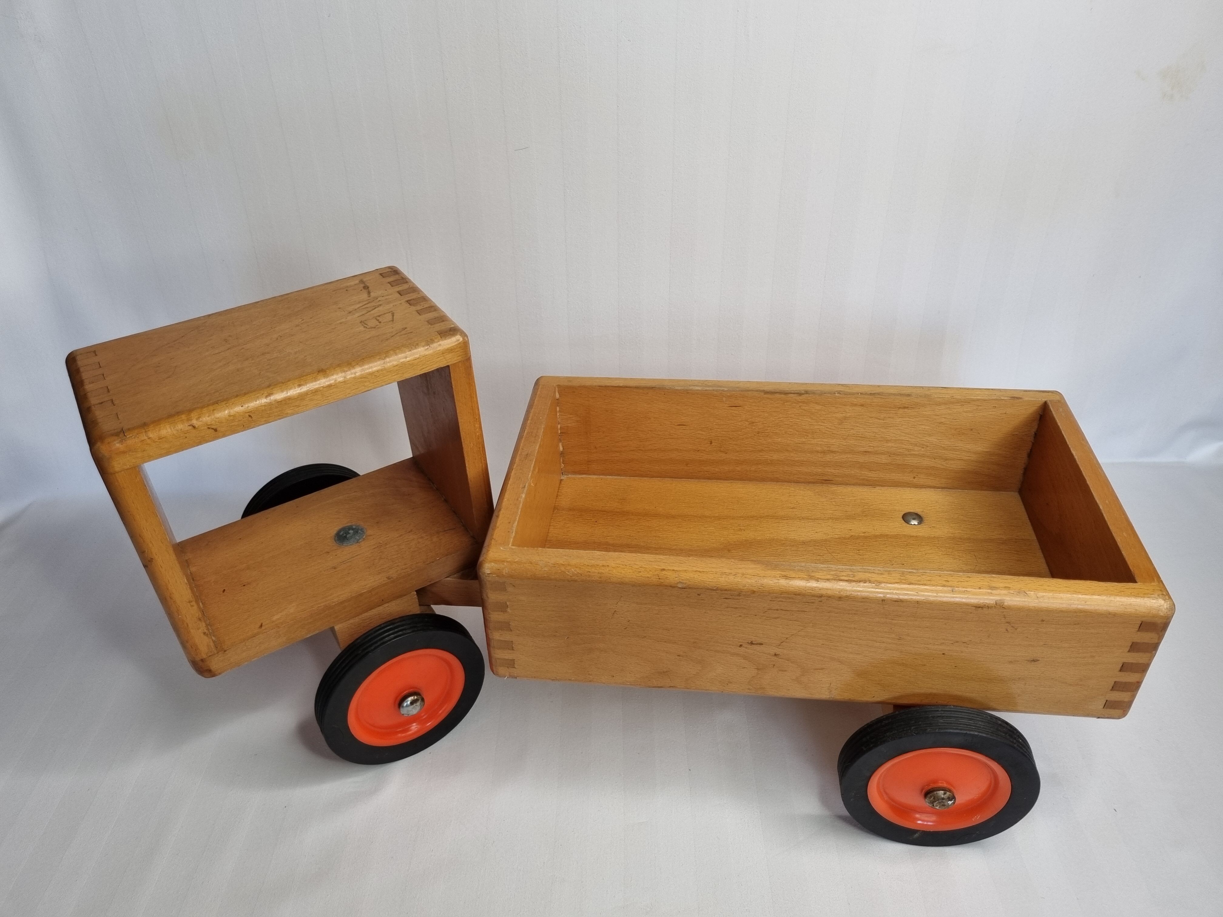 Vintage pulling truck, sleek design 70s-80s