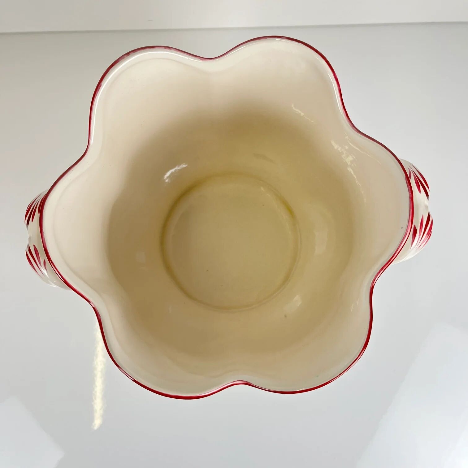 Large cache pot KG Lunéville, model "Street Lamp", rose pattern.