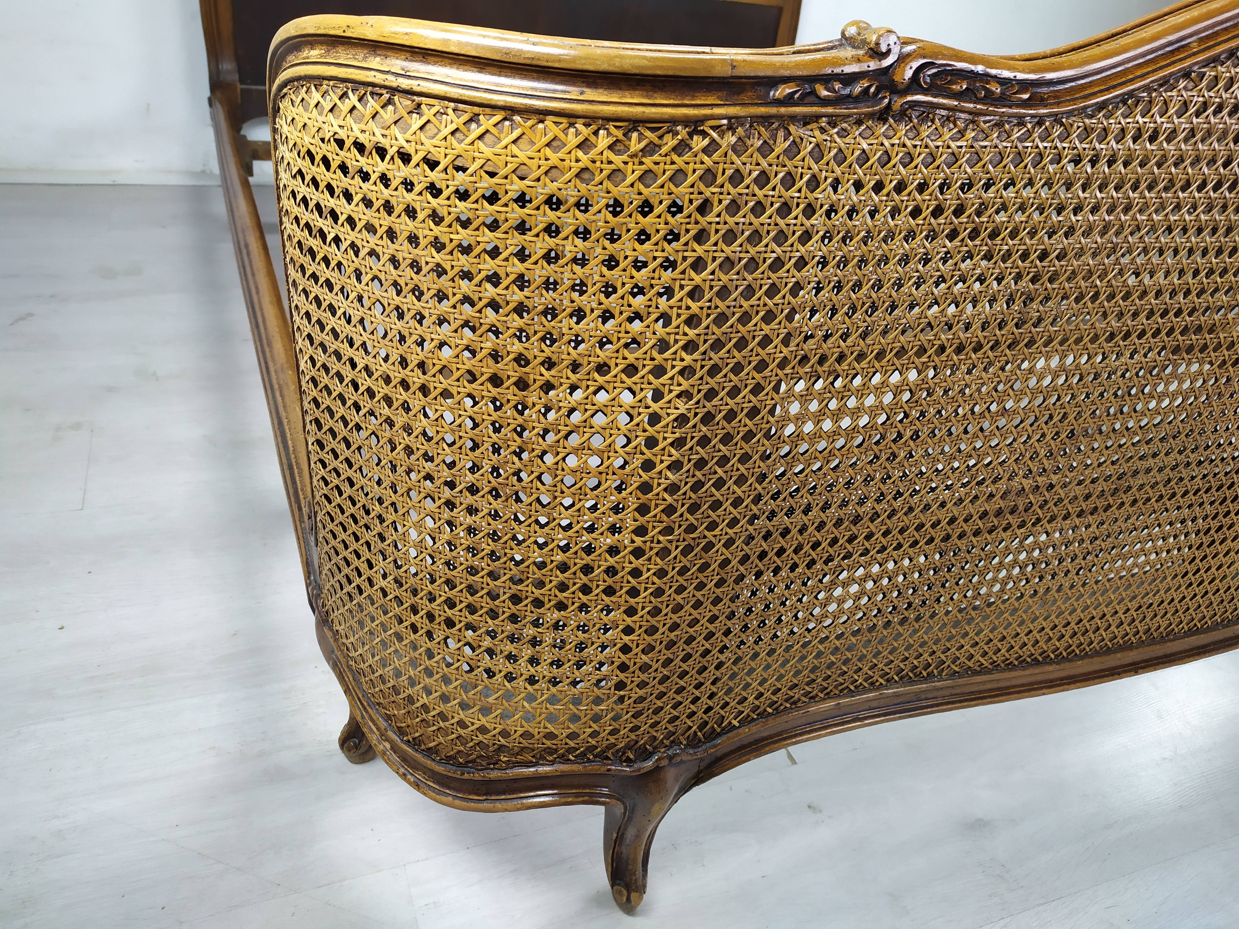 Vintage canned basket bed