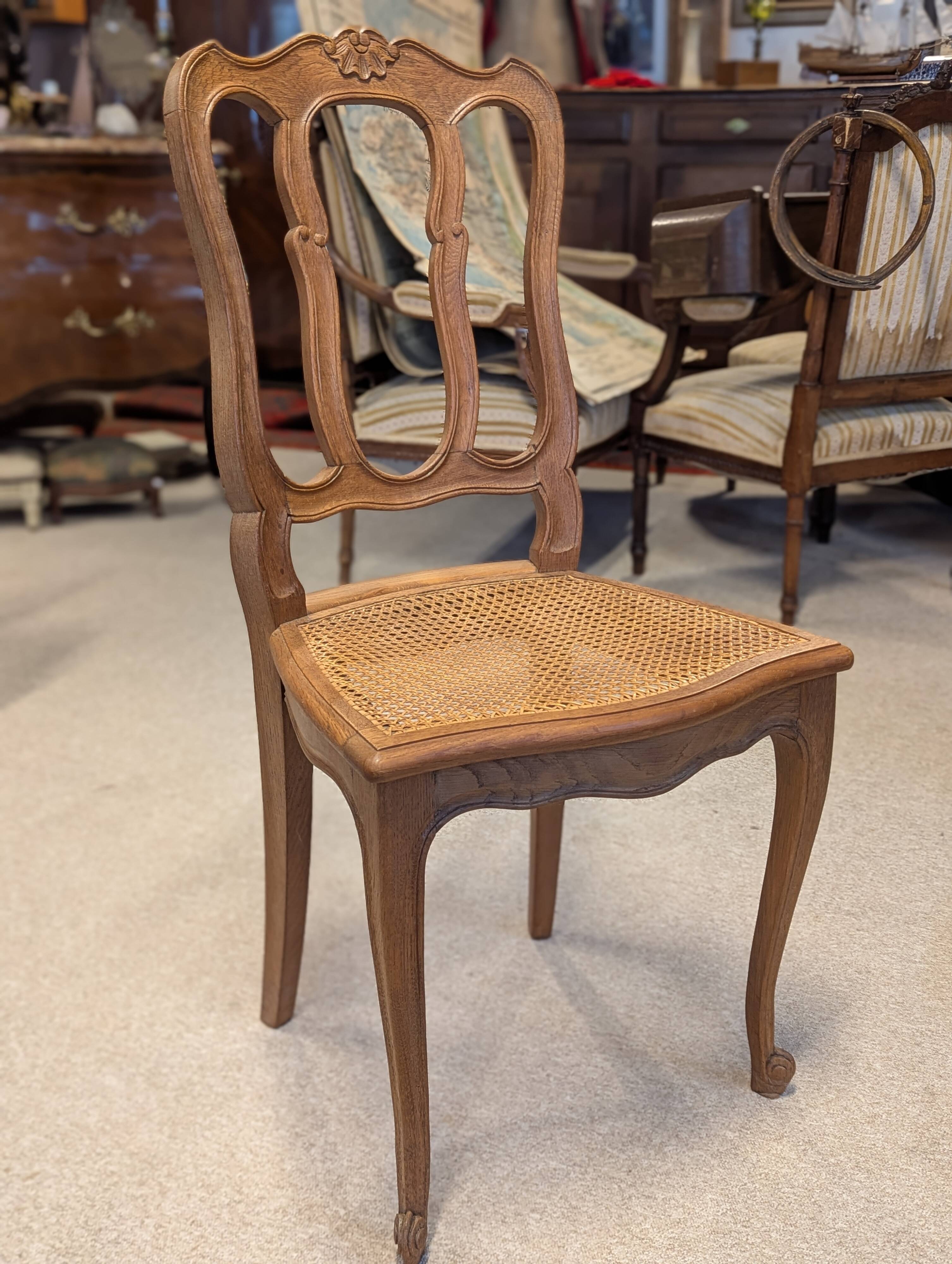Détail de dossier en bois d'une chaise style Louis XV avec cannage en osier