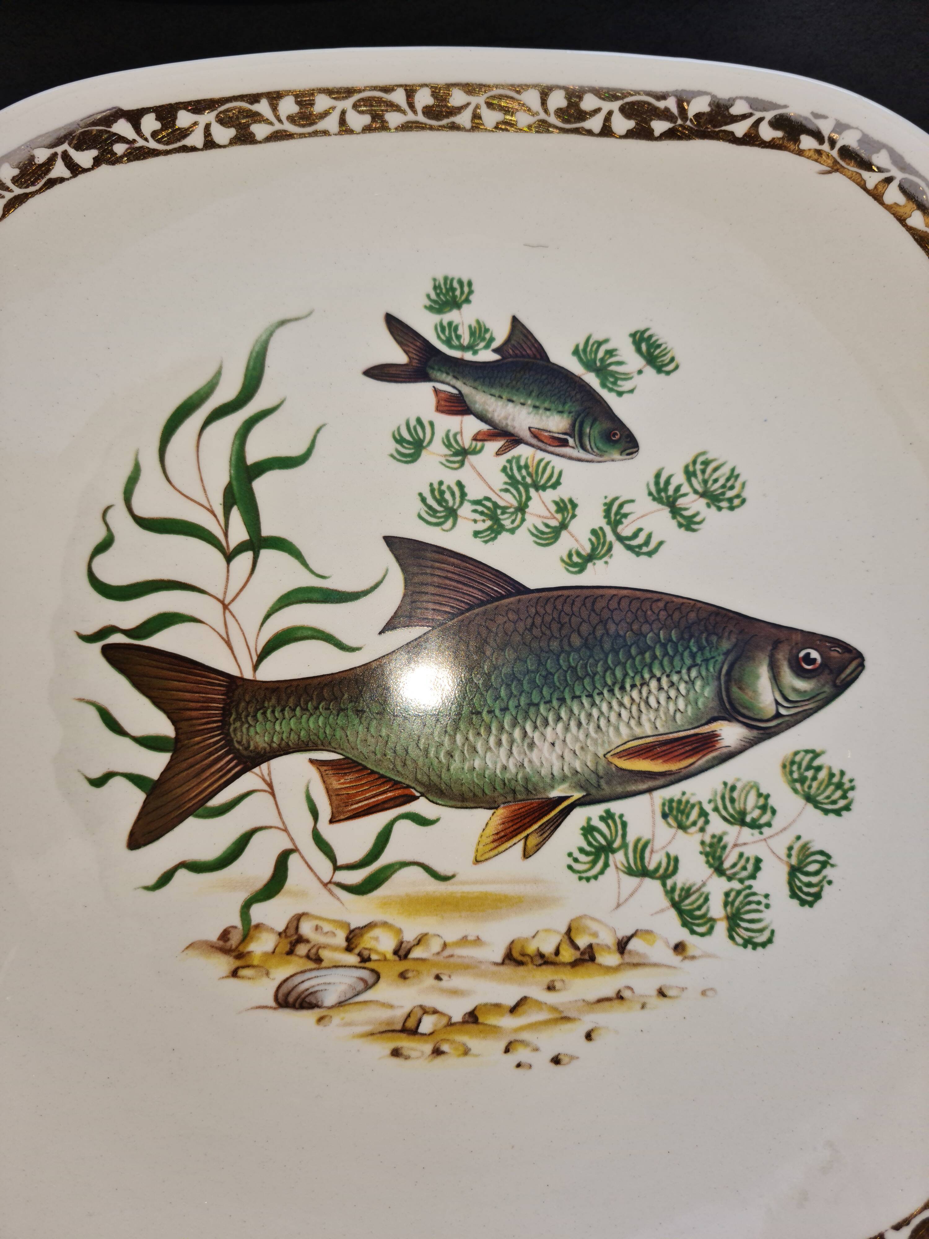 Lonchamp fish service: 12 plates and a dish