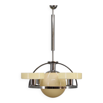 Lustre Art Déco tchécoslovaque chromé des années 1930 avec cinq abat-jour en verre opalin beige-crème
