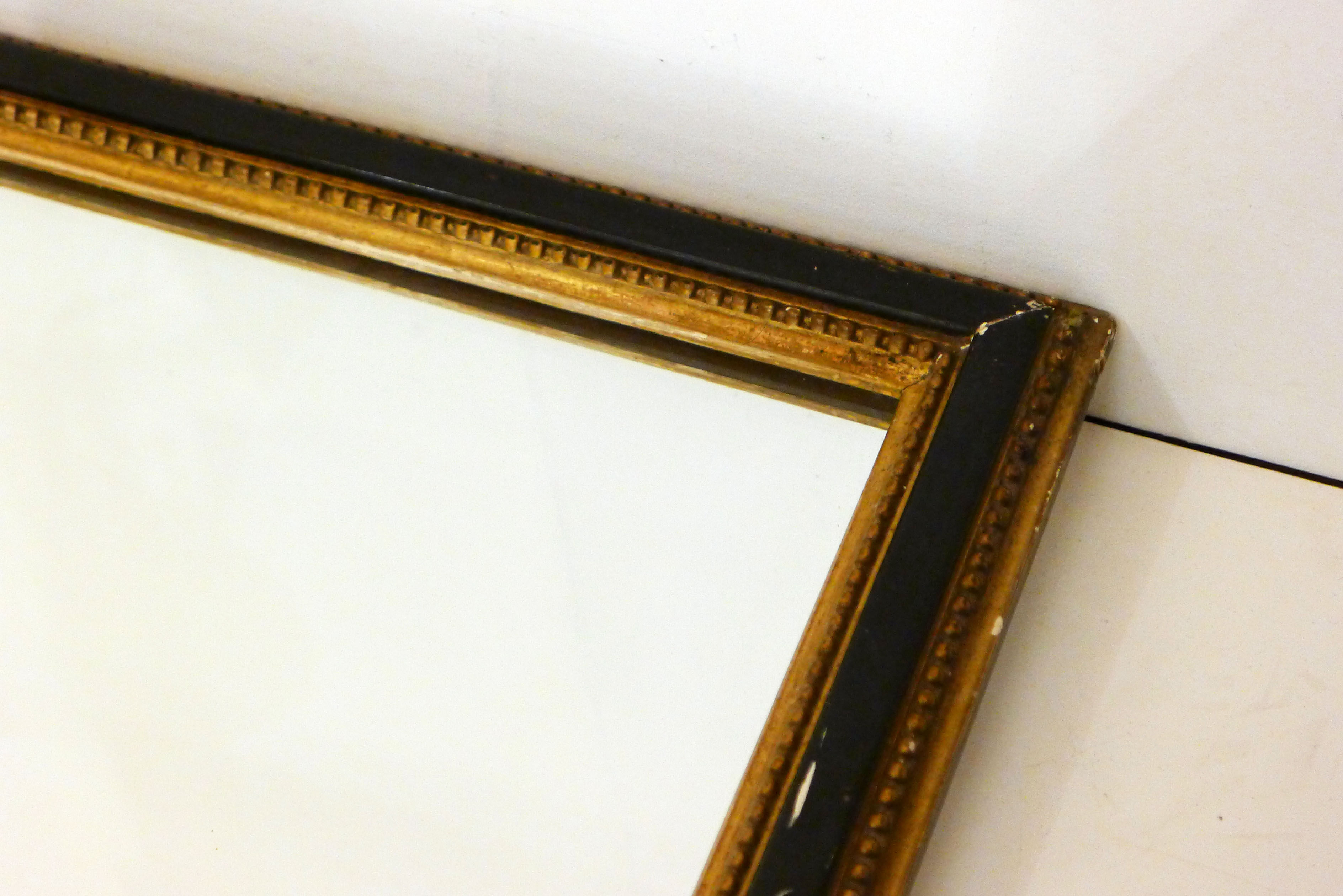 Miroir noir et frises de perles dorées - 42x42cm