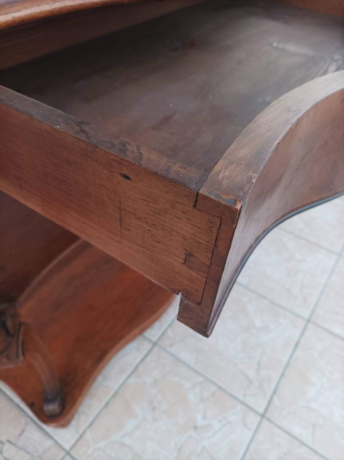 Large console from the Napoleonic III era in walnut and walnut burl.