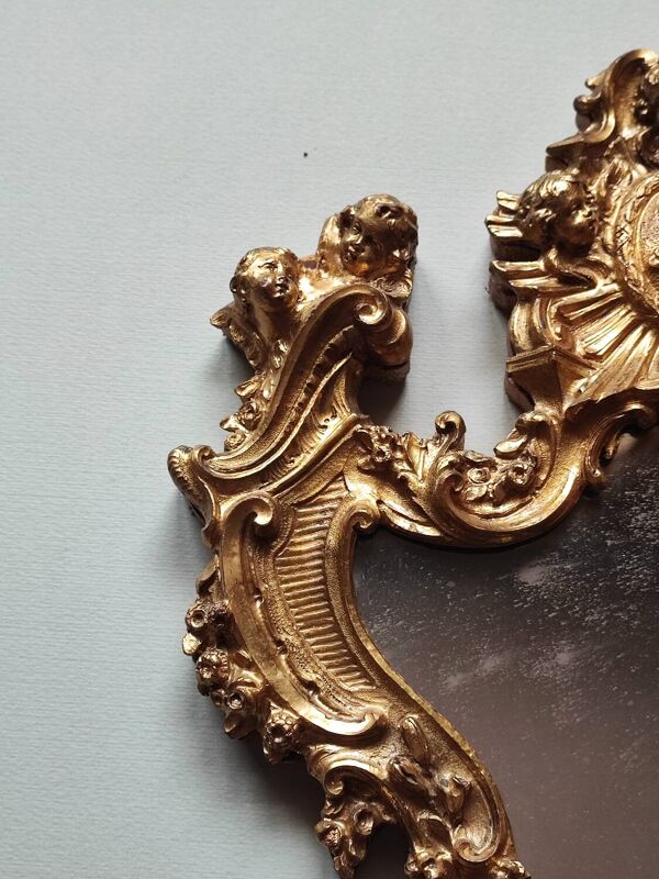 Petit miroir suspendu en métal doré
