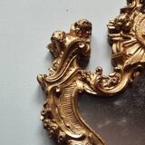 Petit miroir suspendu en métal doré