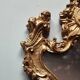 Petit miroir suspendu en métal doré