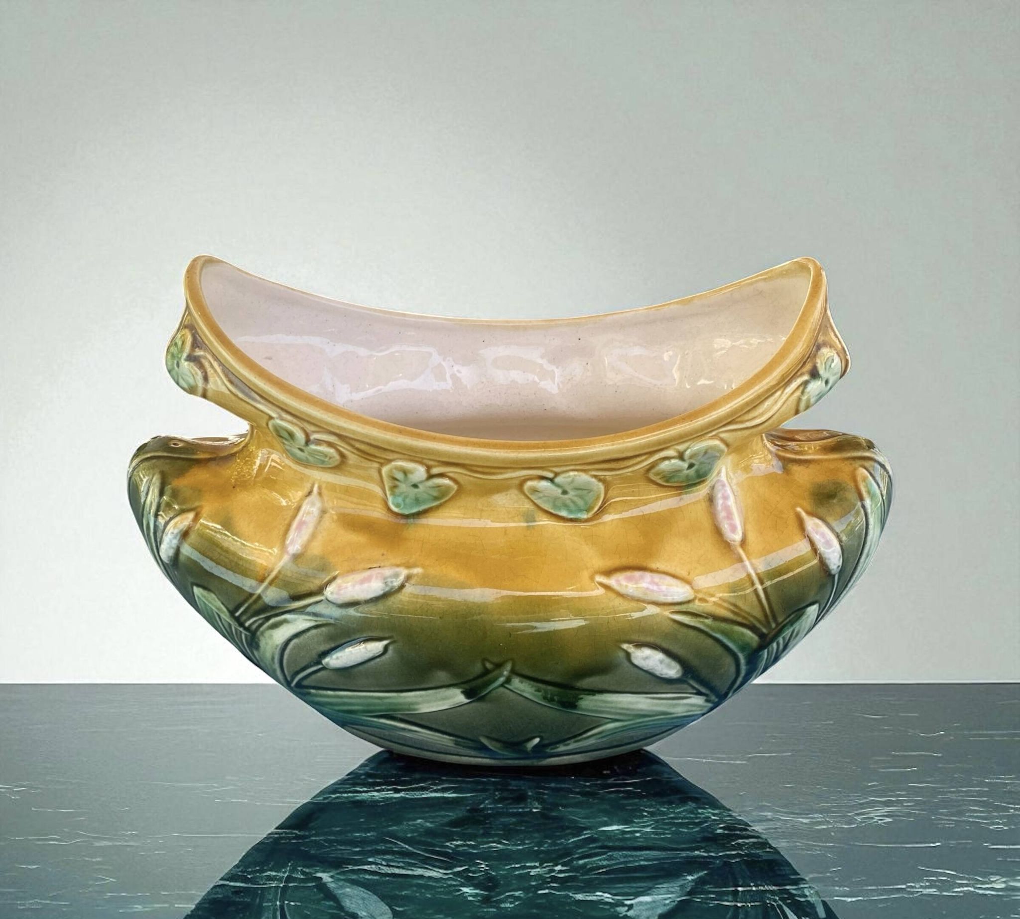 Ancienne jardinière en barbotine Art Nouveau