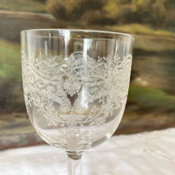 Verres à pied anciens gravés et carafe