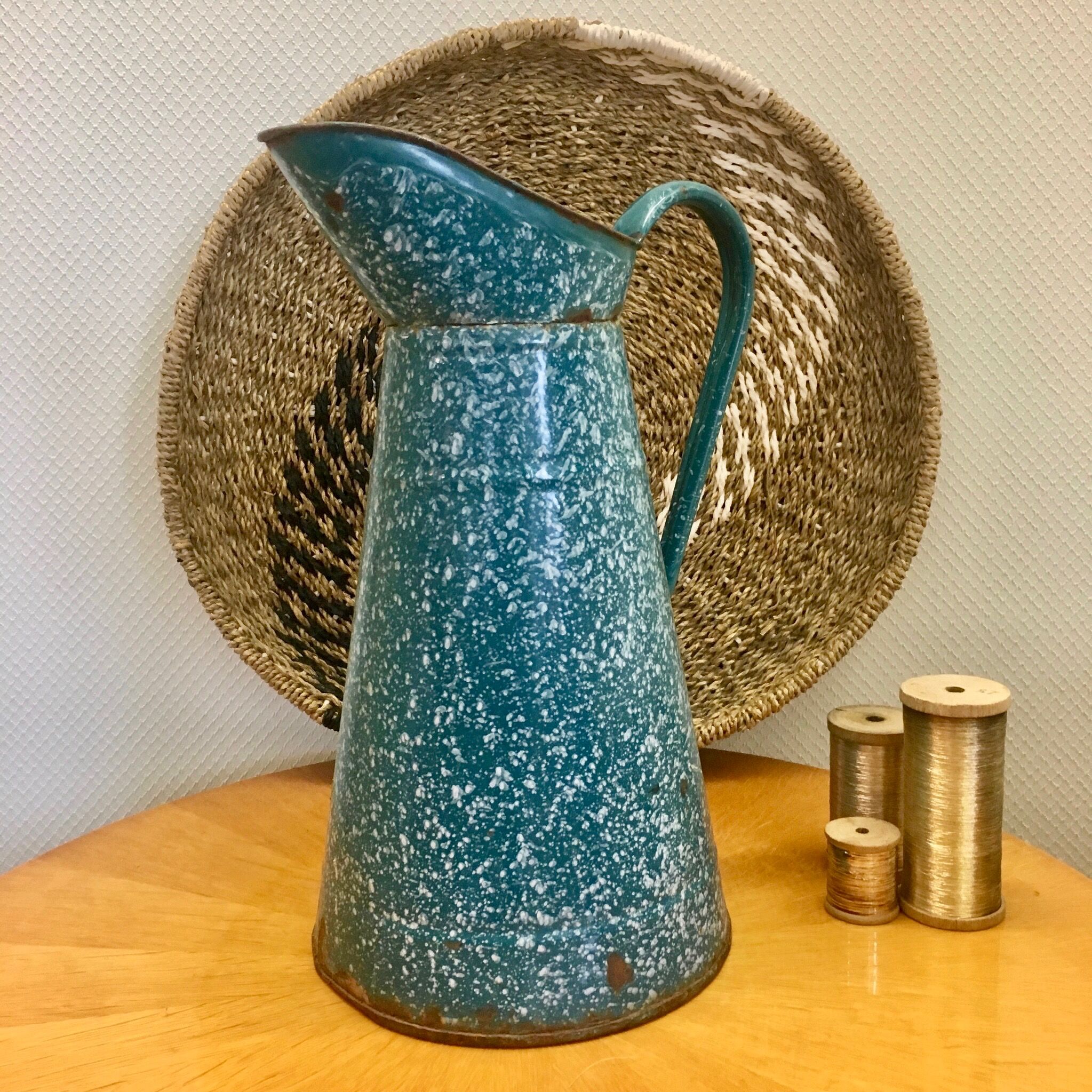 Broc ancien émaillé bleu turquoise et blanc
