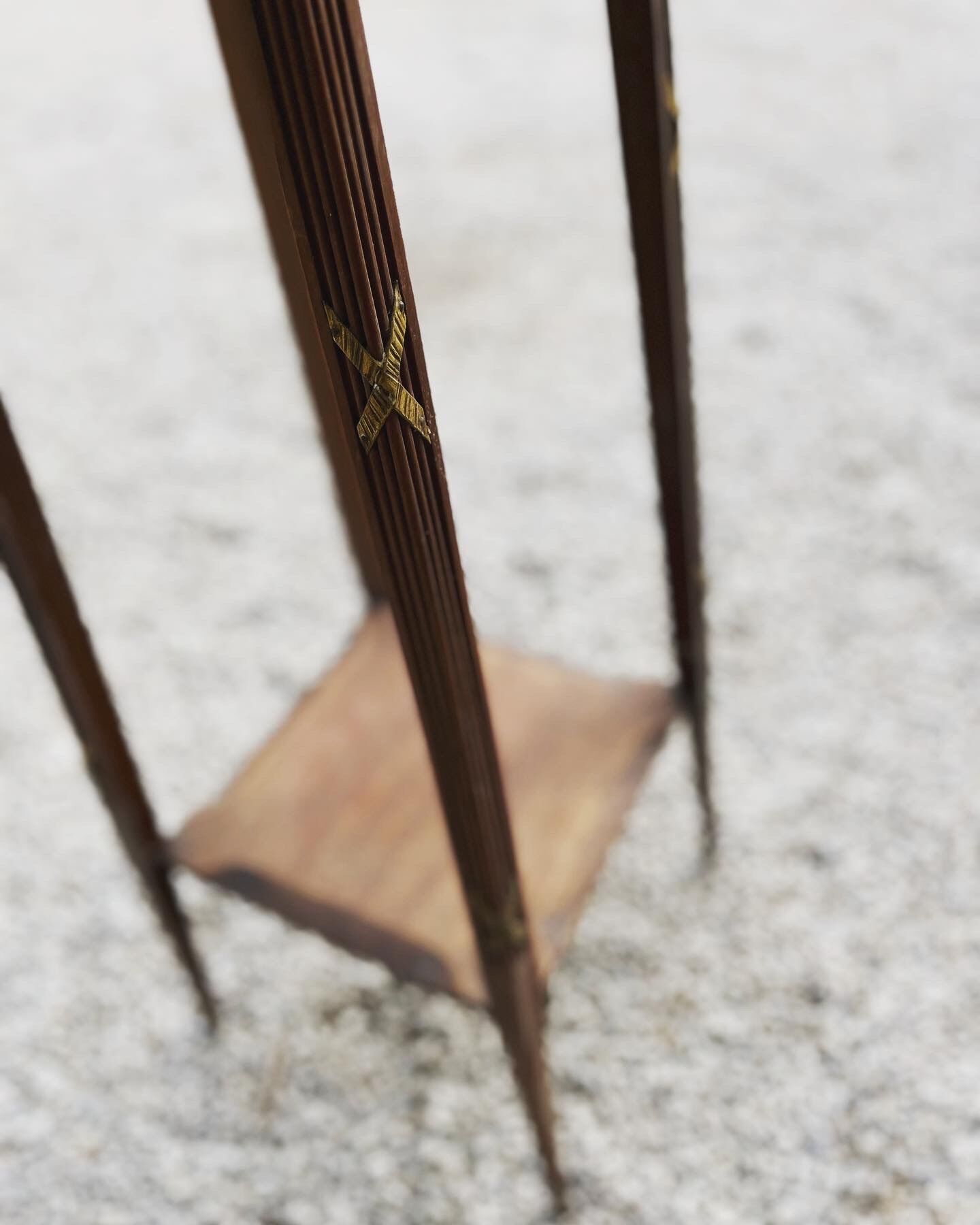 Pedestal table with white marbe top and brass decoration
