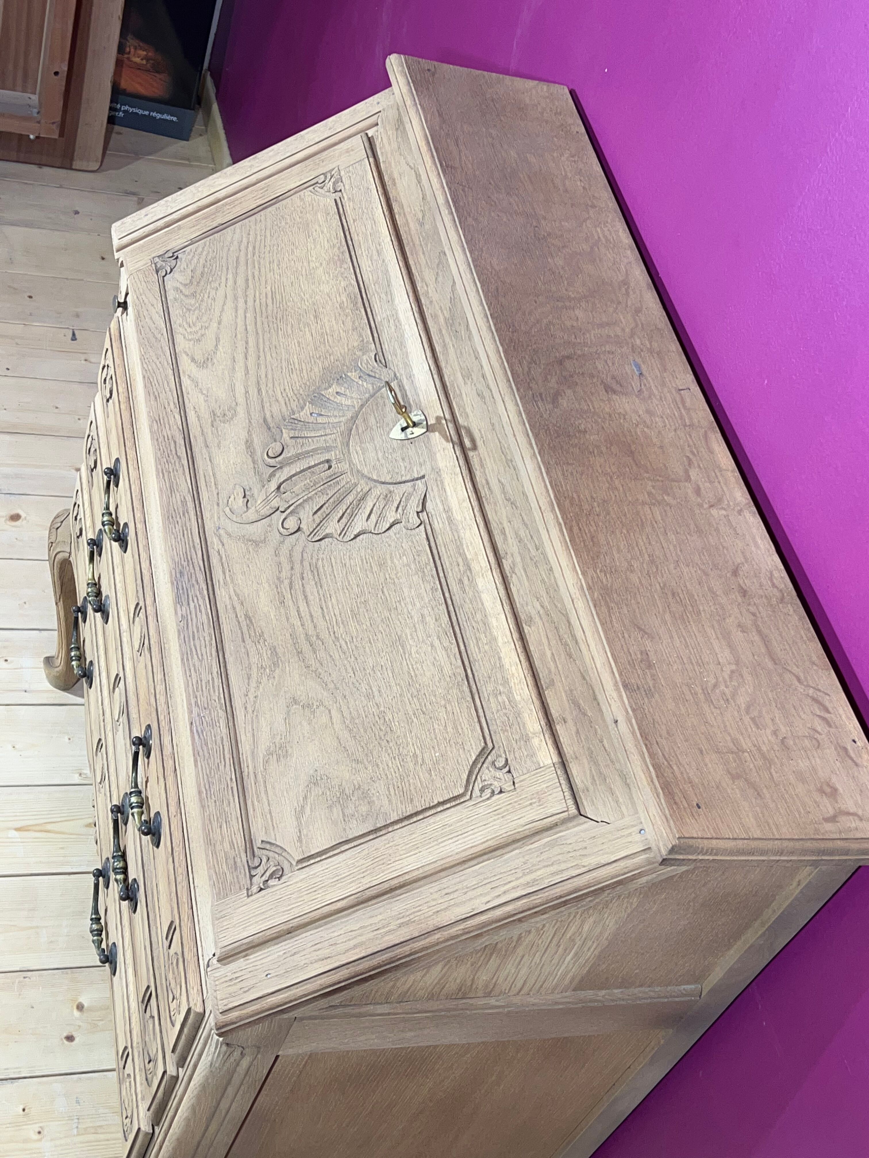 Decapé desk in baroque oak