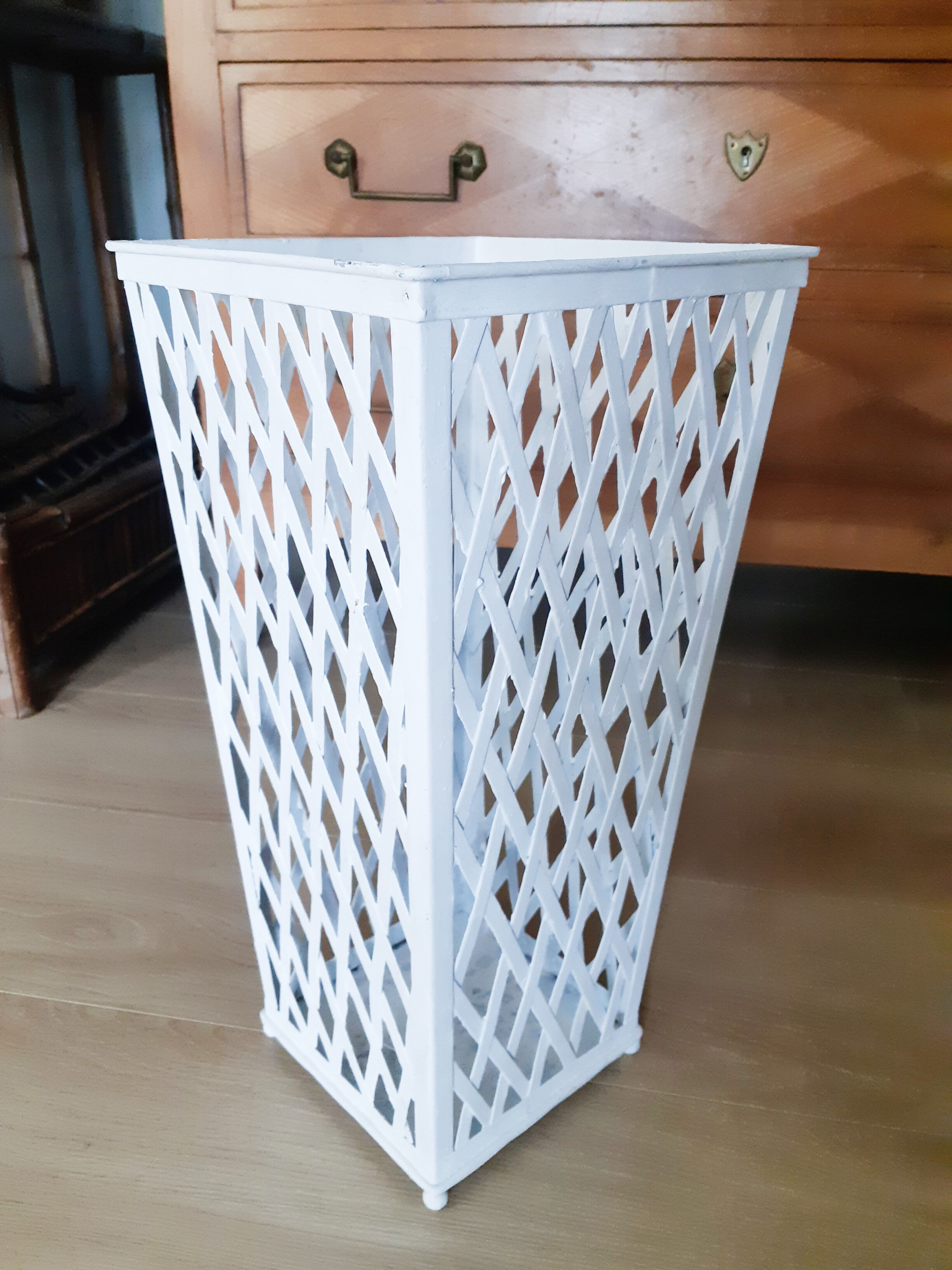Openwork iron umbrella stand