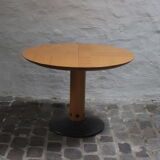 Postmodern round extendable dining table by Arnold Merckx for Arco, The Netherlands 1980s.