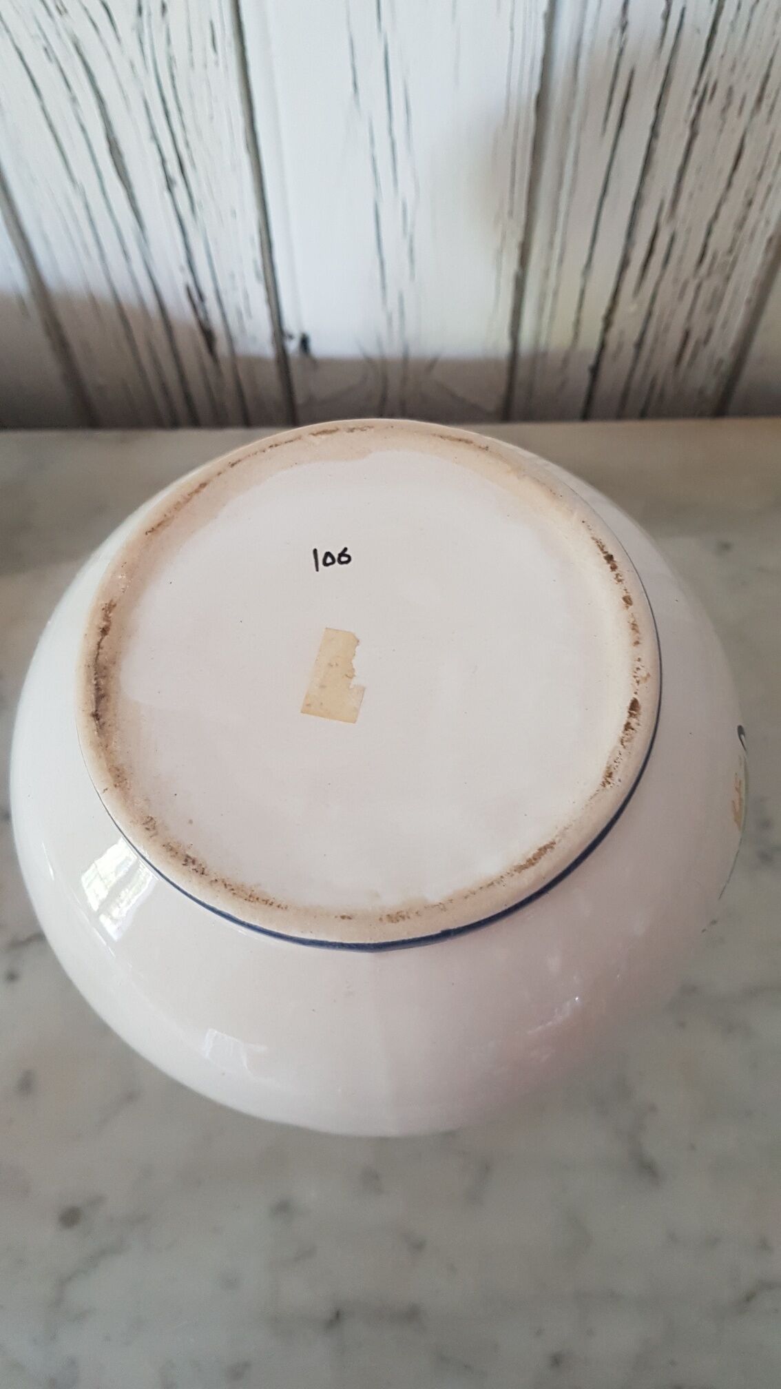 Ceramic vase decorating pink flowers