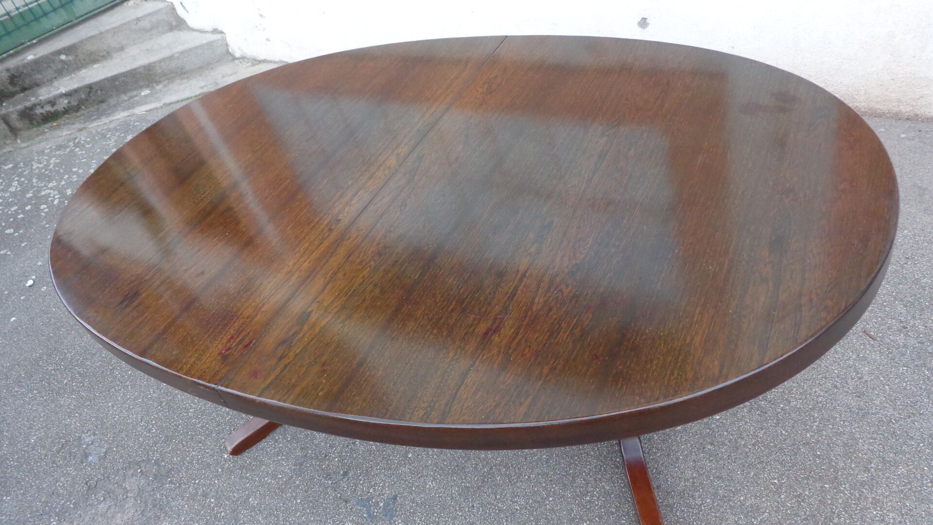 Dark tinted Baumann extendable table